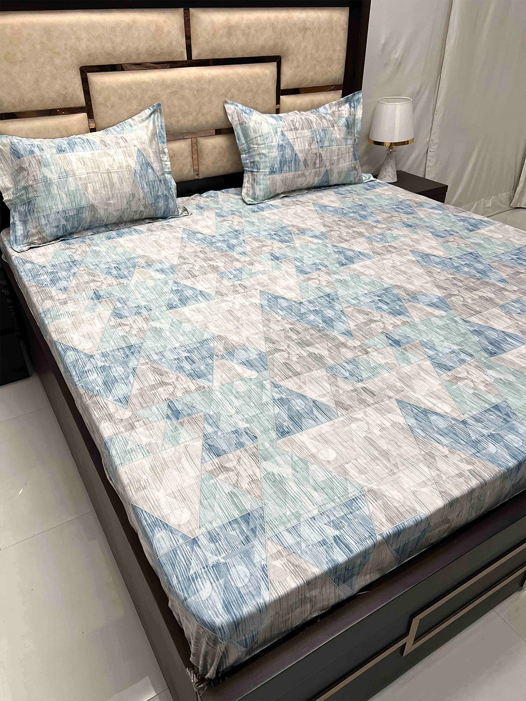 

Pure Decor Beige & Blue Geometric Pure Cotton Super King Bedsheet with 2 Pillow Covers