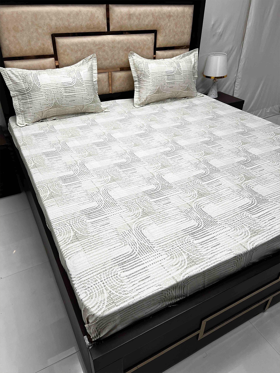 

Pure Decor Off white & Grey Printed Pure Cotton Super King Bedsheet with 2 Pillow Covers