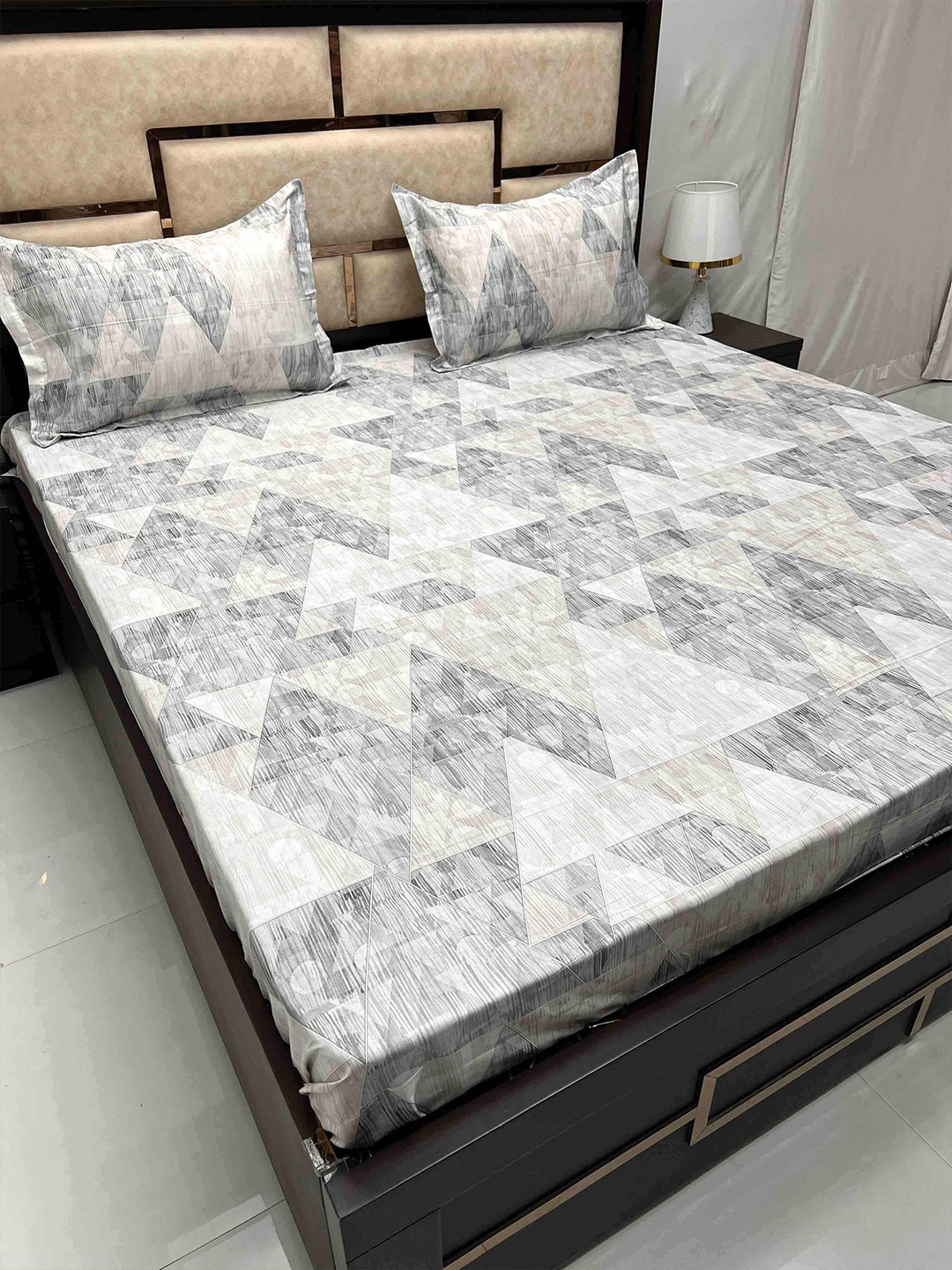 

Pure Decor Divine Fur Grey & White Geometric Cotton 500 TC King Bedsheet & 2 Pillow Covers