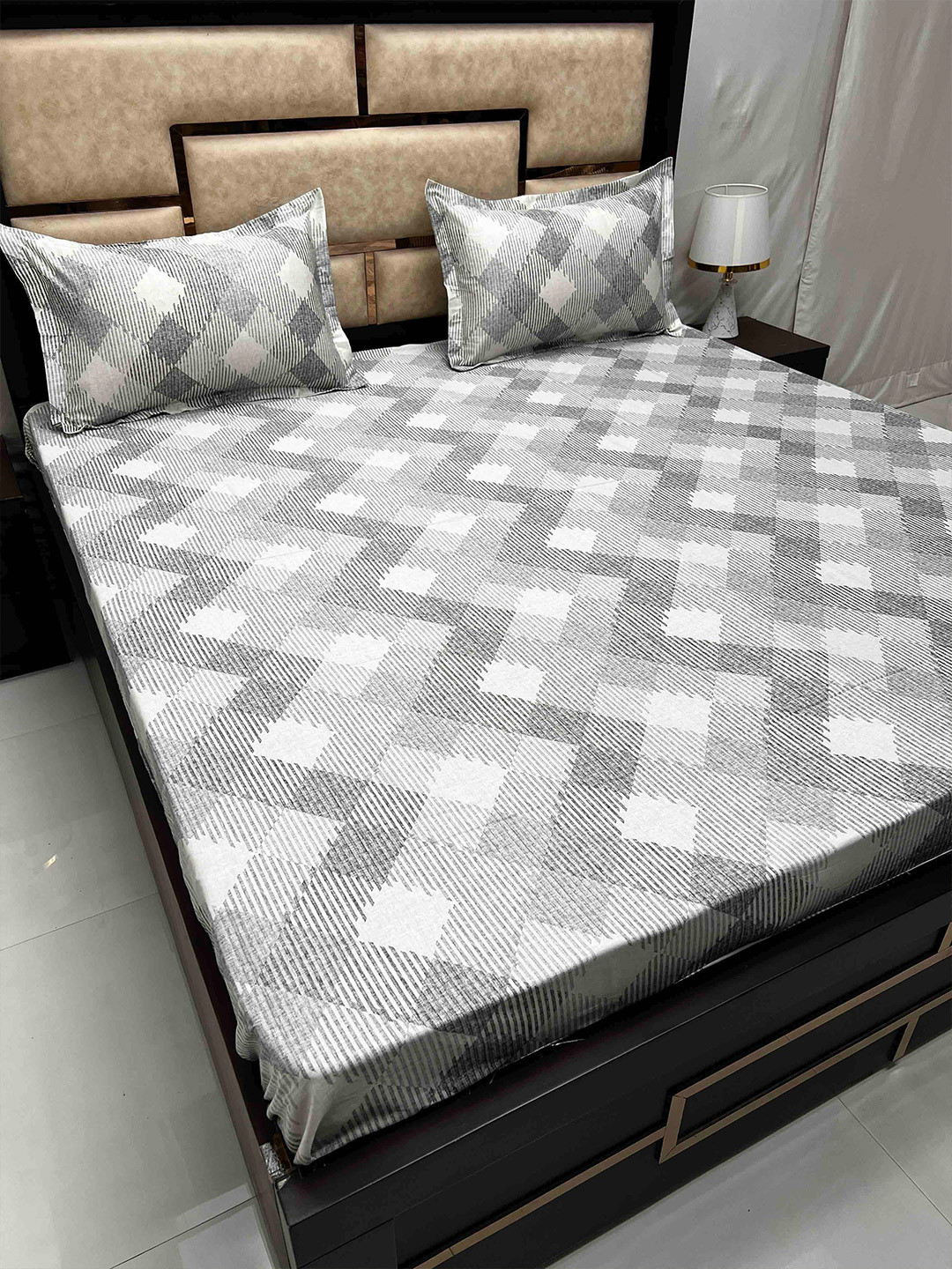 

Pure Decor Off White & Grey Printed Pure Cotton Super King Bedsheet with 2 Pillow Covers