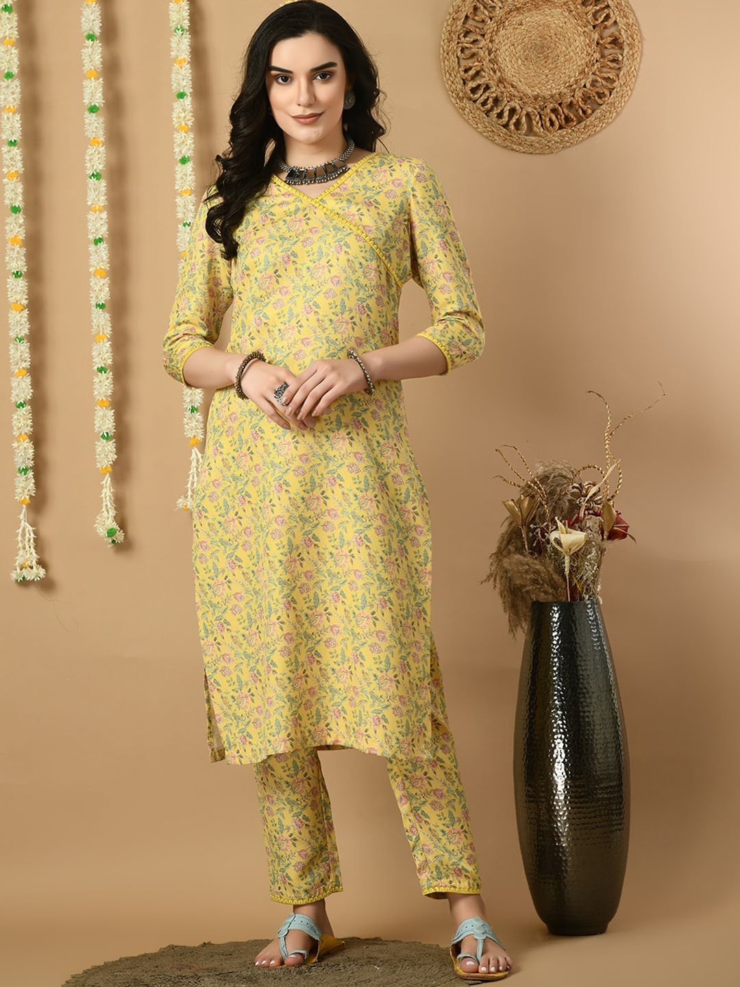 

MEESAN Floral Printed V-Neck Regular Kurta with Trousers, Yellow