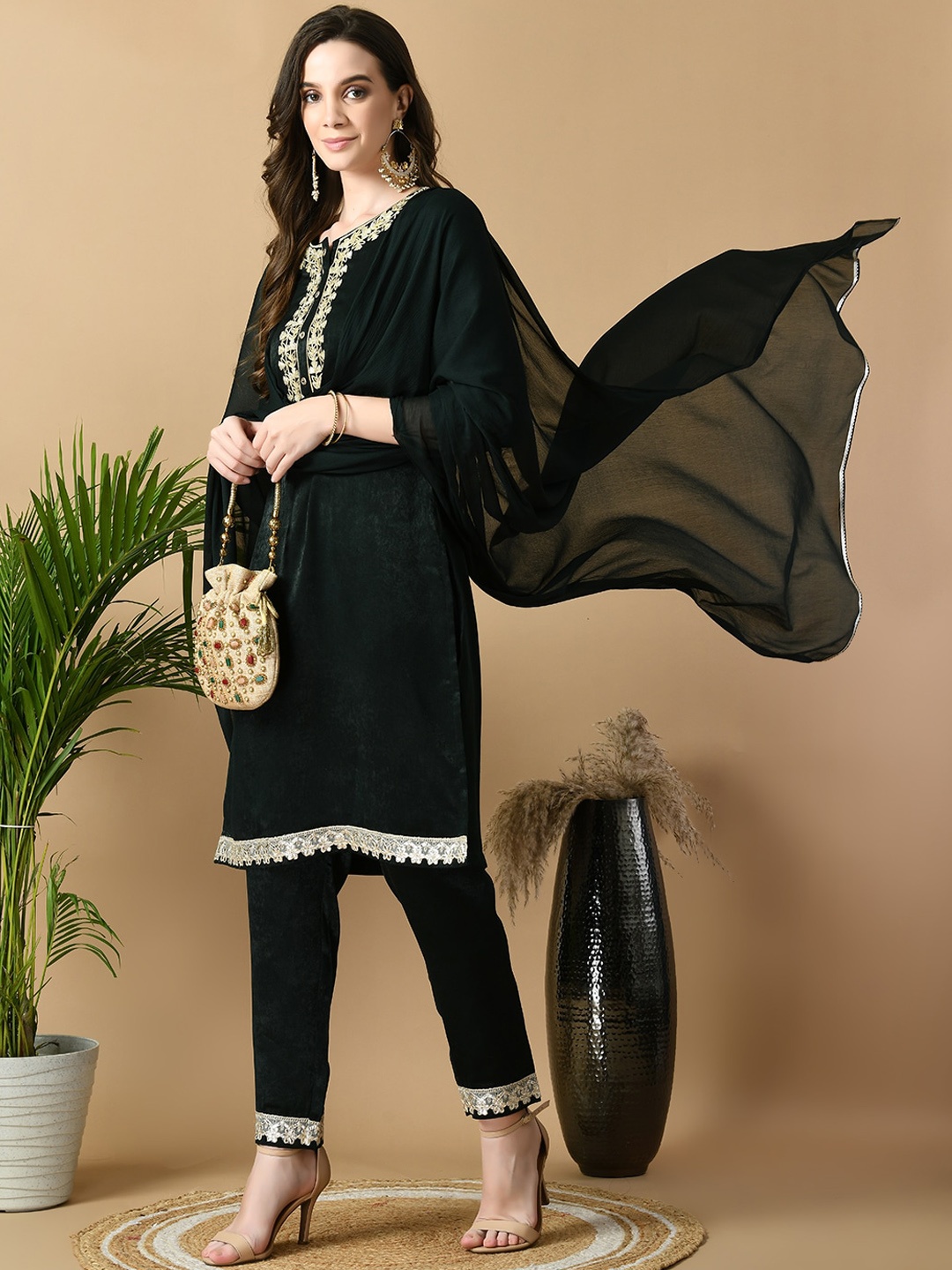 

MEESAN Ethnic Motifs Yoke Design Regular Velvet Kurta & Trousers With Dupatta, Green
