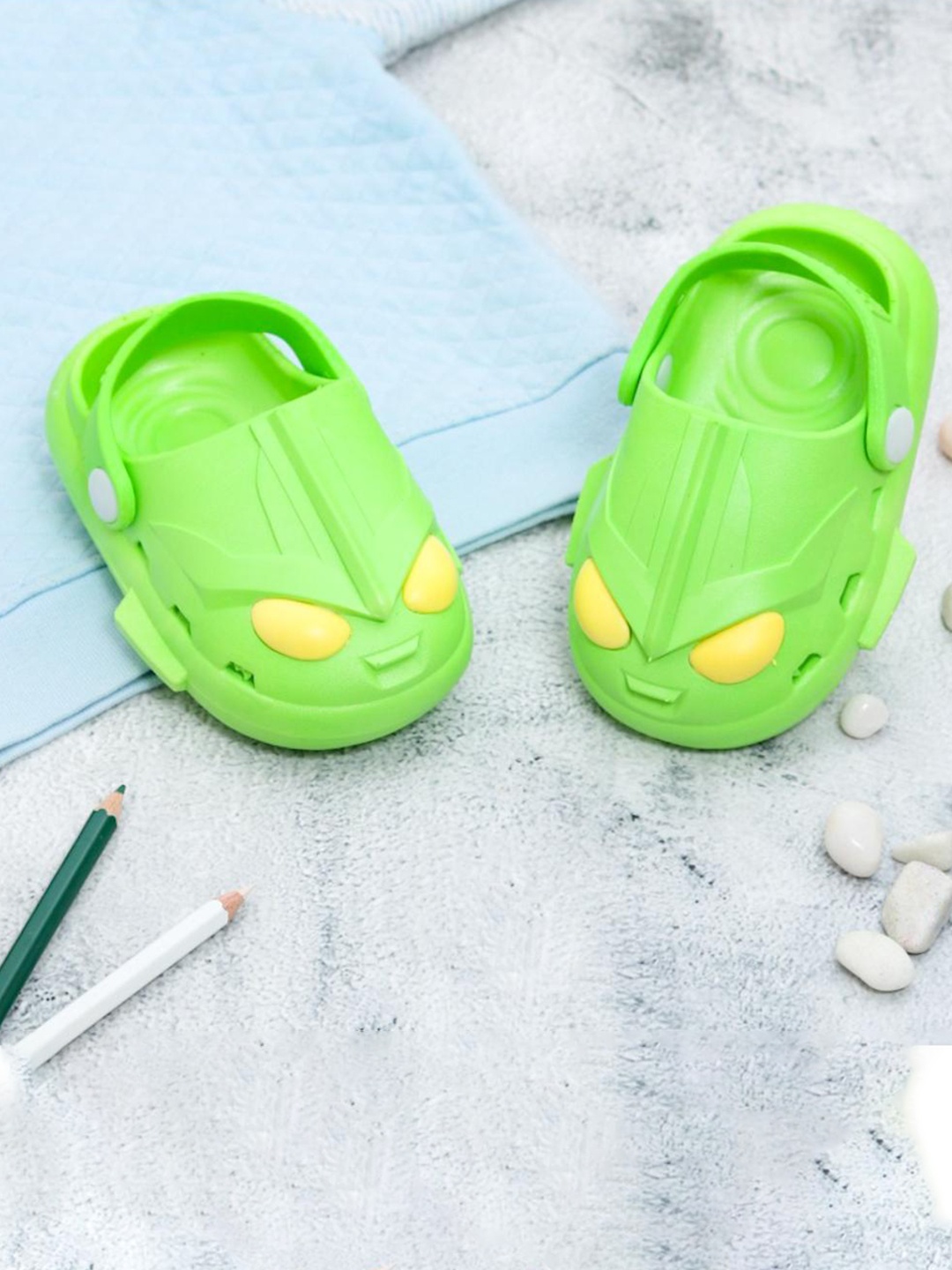 

Yellow Bee Infant Boys Self Design Clogs, Green
