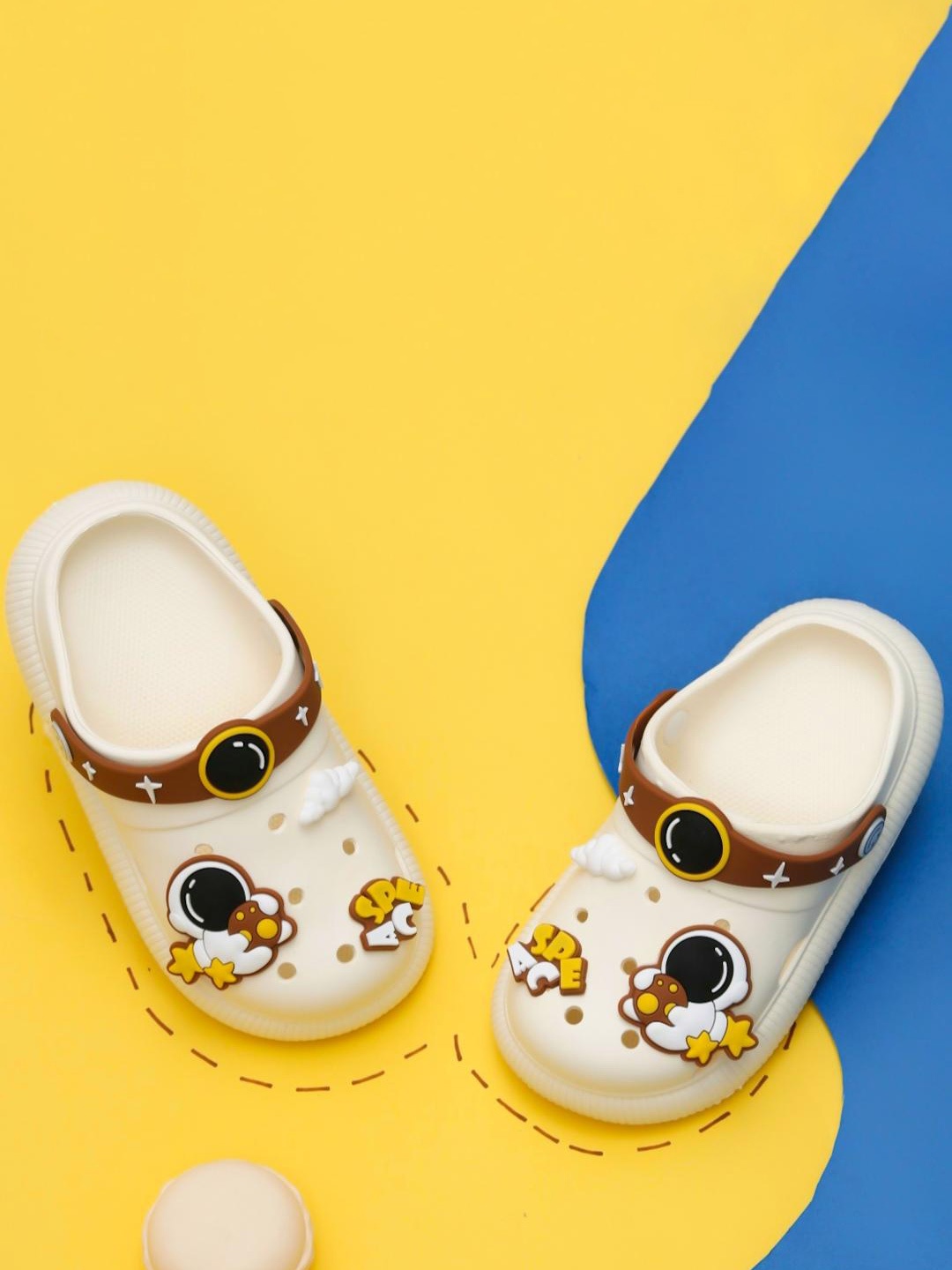 

Yellow Bee Boys Space & Astronaut Applique Rubber Clogs, Cream