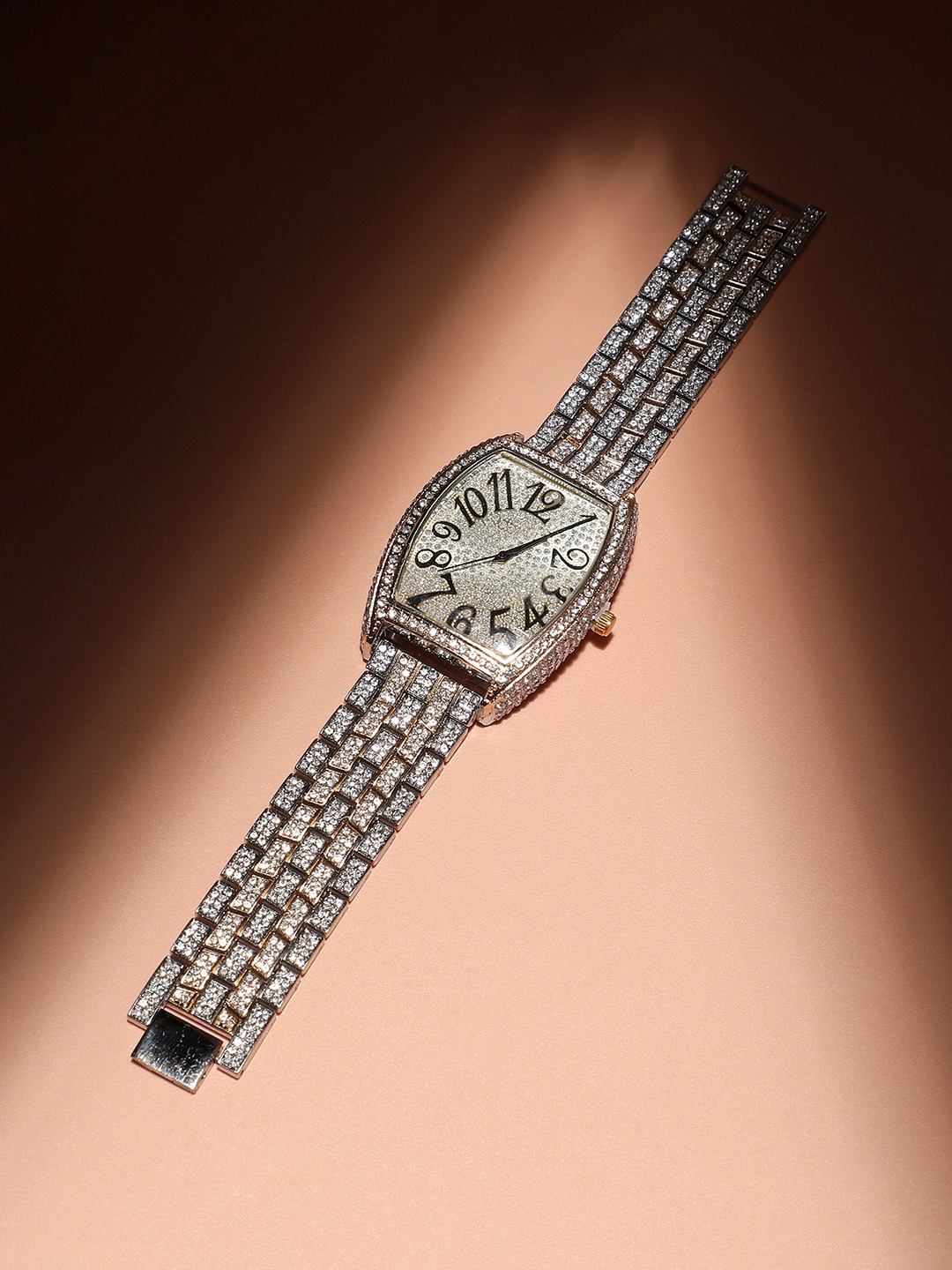 

HAUTE SAUCE by Campus Sutra Women Water Resistance Analogue Watch AW23_HSWC1127, Silver