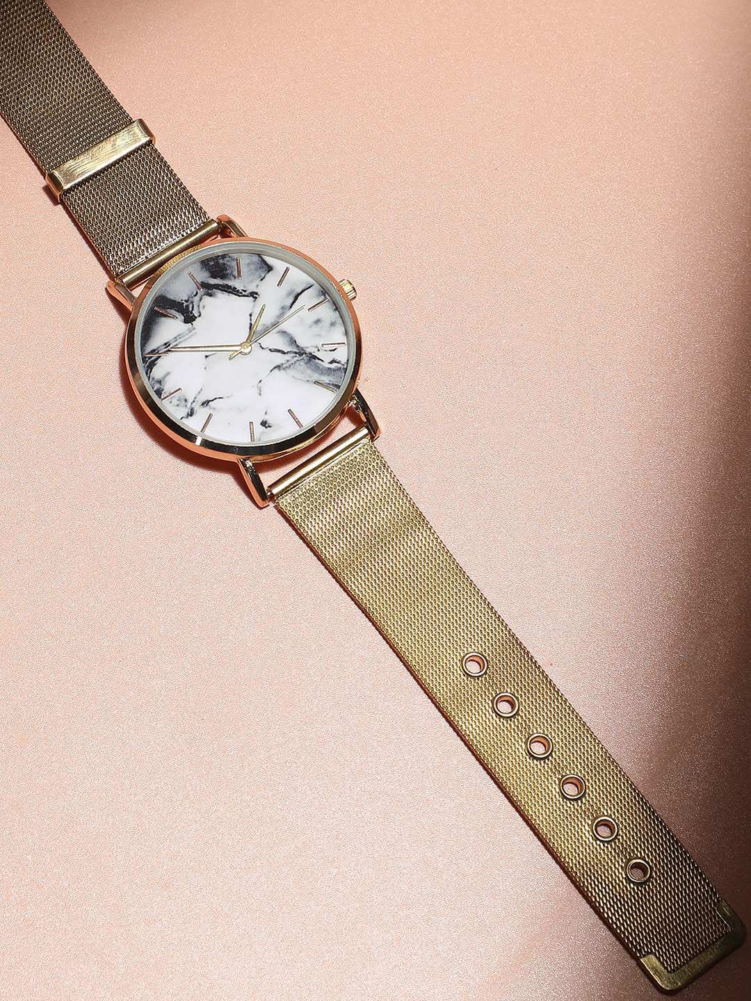 

HAUTE SAUCE by Campus Sutra Women Textured Dial & Analogue Watch AW23_HSWC1067, Gold