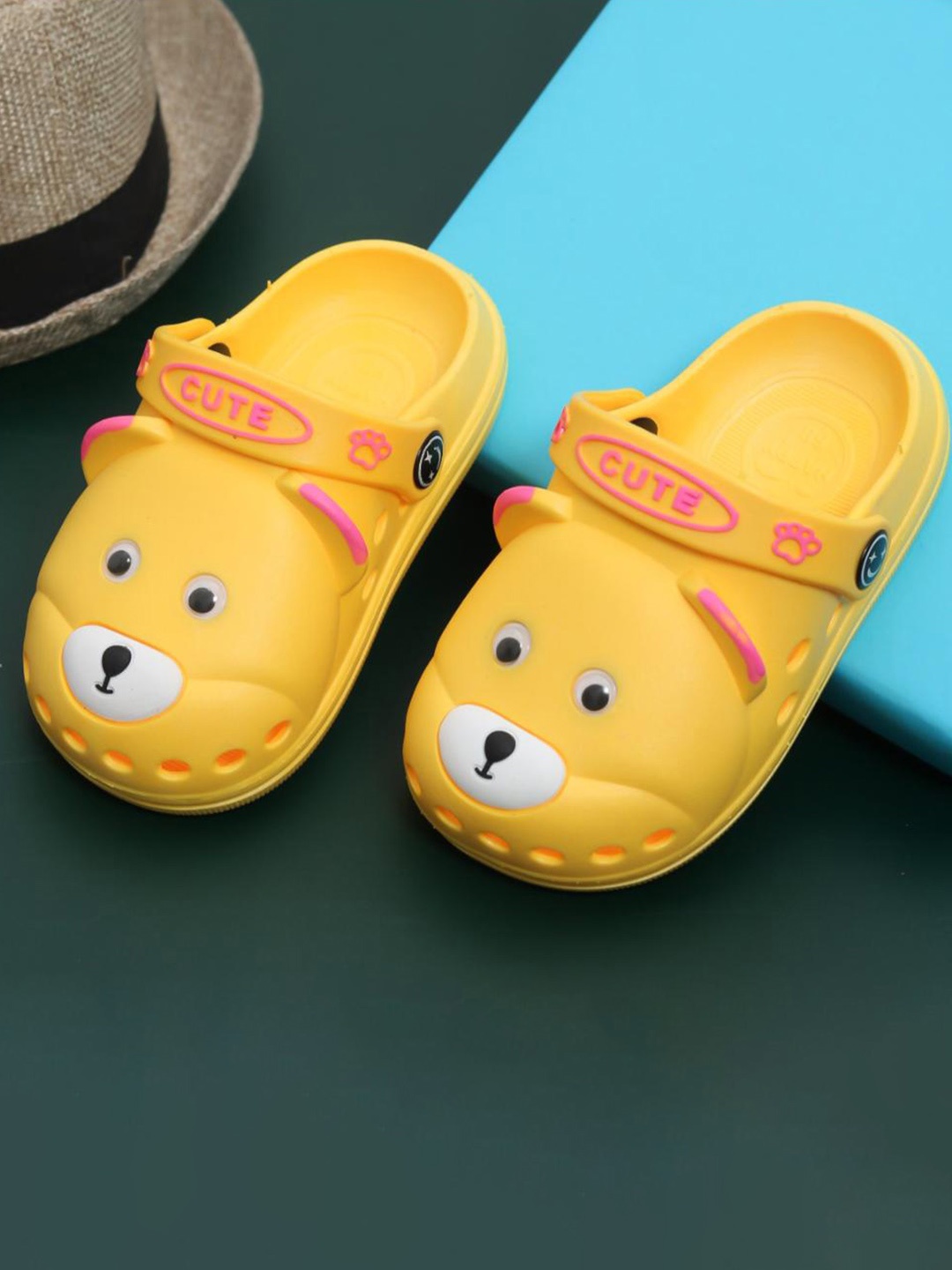 

Yellow Bee Boys Self Design Clogs