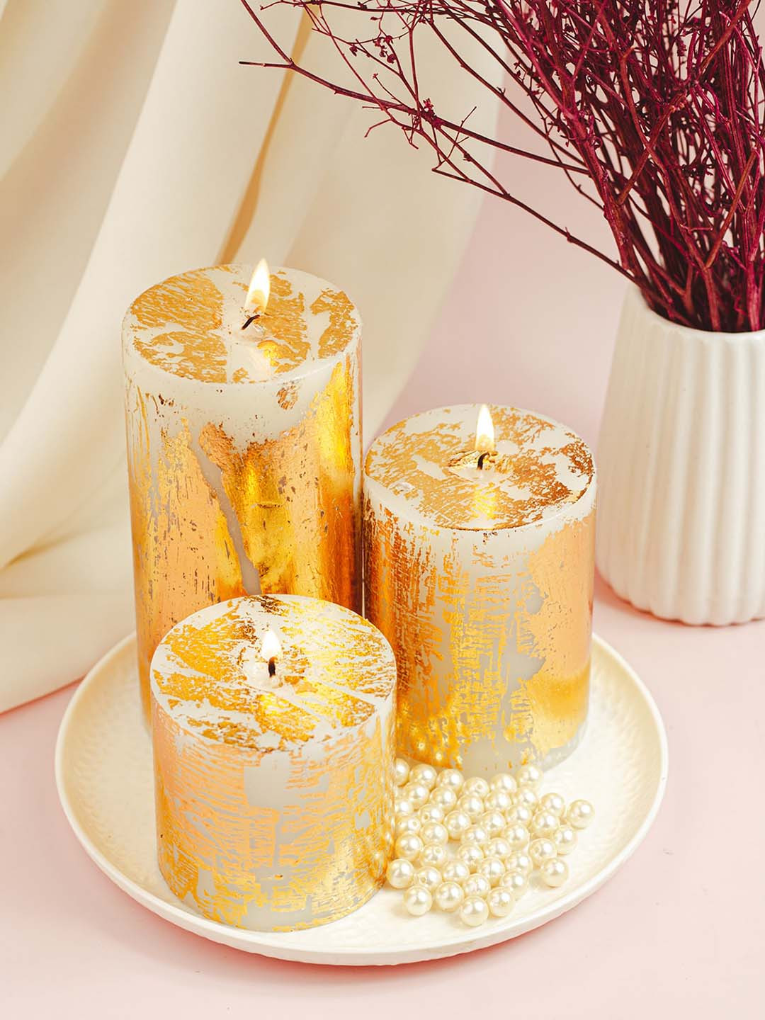

AuraDecor White & Gold toned 3 Pieces Pillar Candles