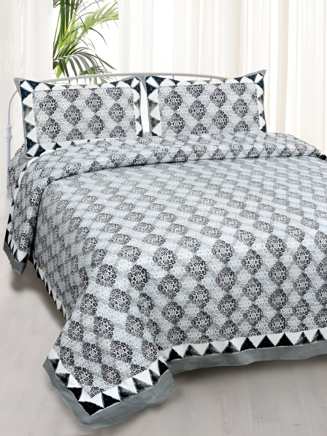 

DIGITRENDZZ Unique White & Black Floral Cotton King Bedsheet With 2 Pillow Covers