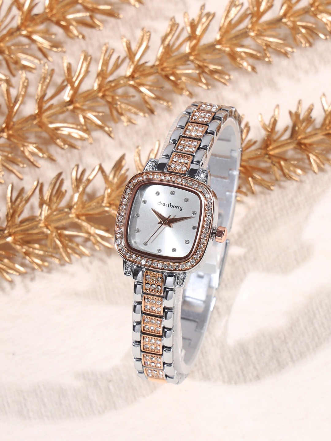 

DressBerry Women Silver-Toned Embellished Dial & Bracelet Style Straps Analogue Watch