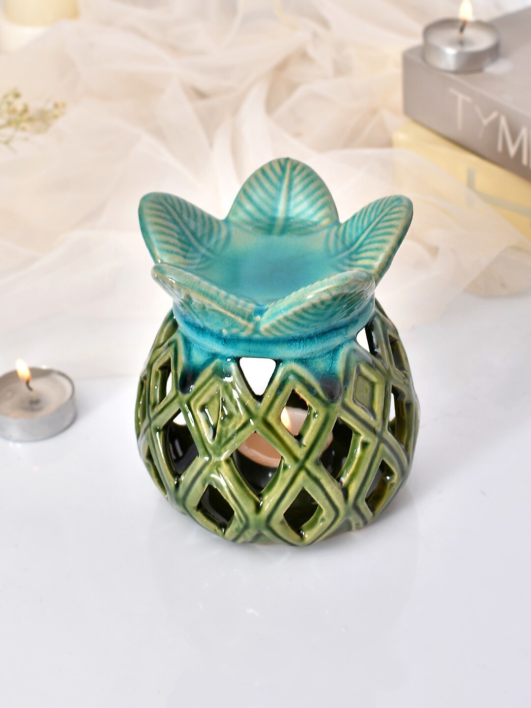 

TAYHAA Green & Turquoise Blue Pineapple Shaped Ceramic Aroma Oil Diffuser