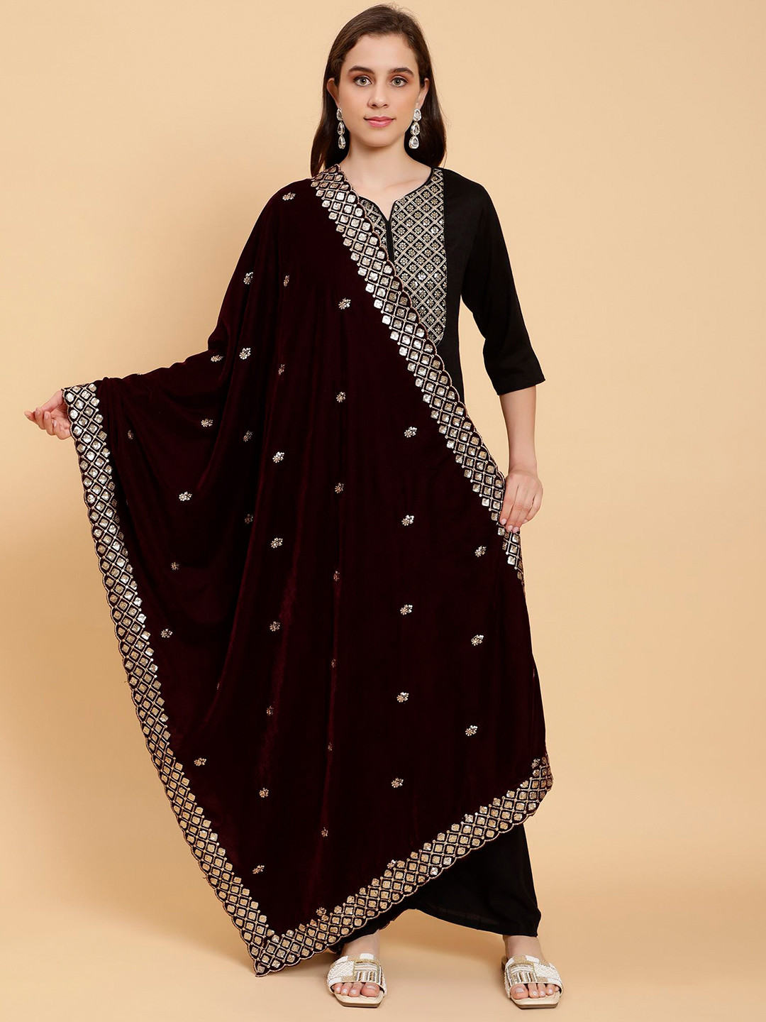 

Moda Chales Embroidered Sequinned Velvet Dupatta, Burgundy