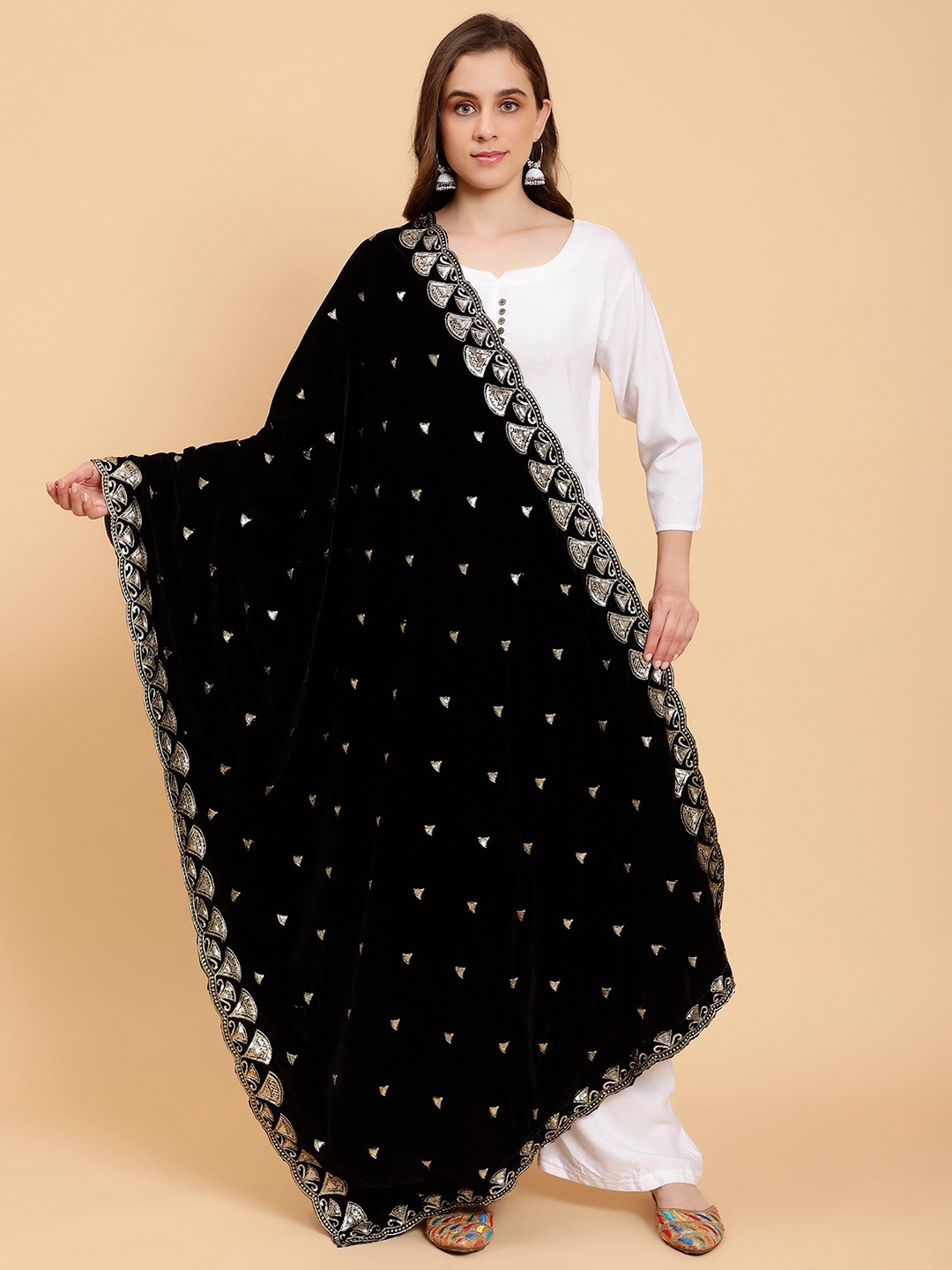 

Moda Chales Embroidered Sequinned Velvet Dupatta, Black