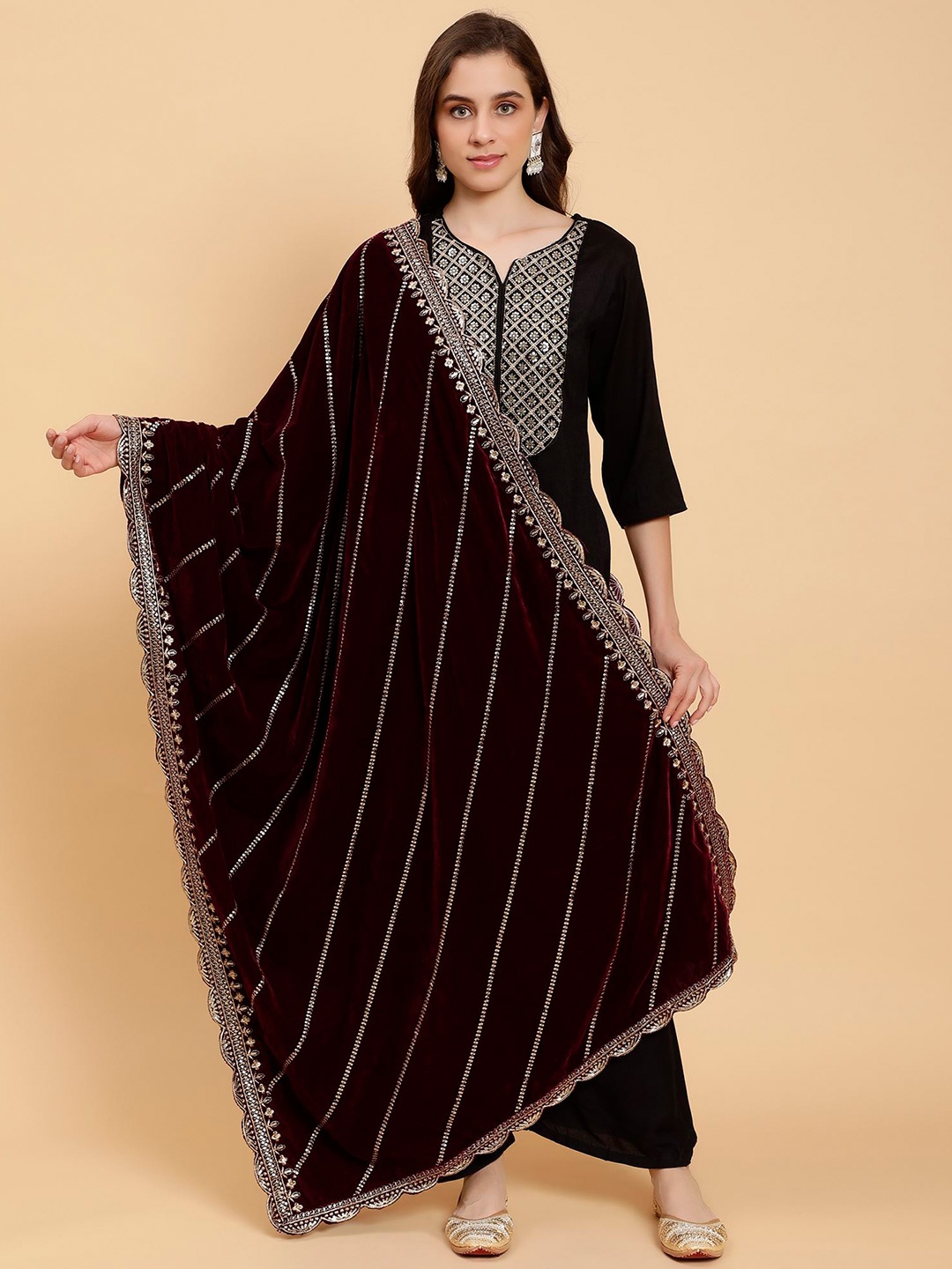 

Moda Chales Embroidered Sequinned Velvet Dupatta, Burgundy