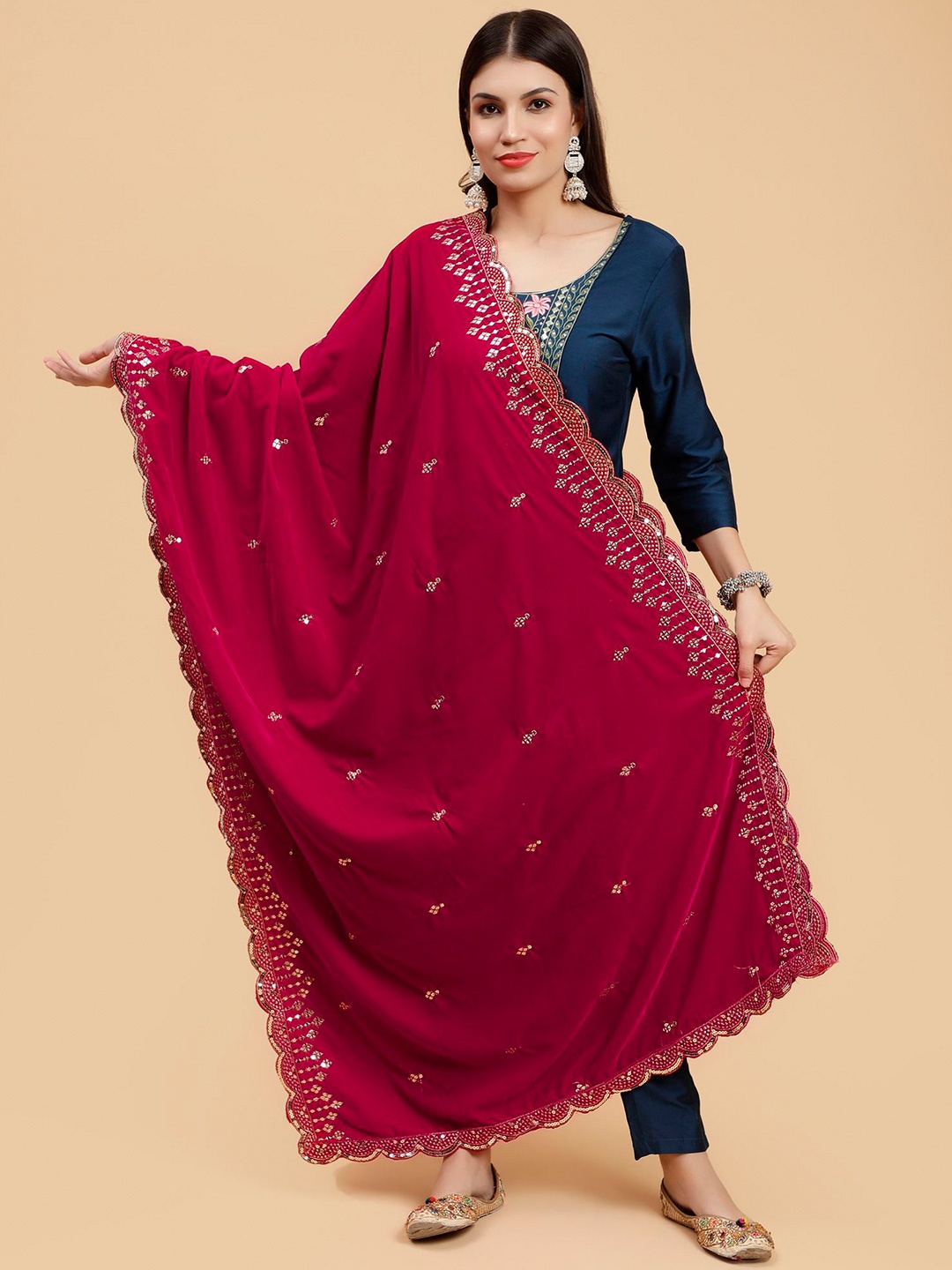 

Moda Chales Embroidered Sequinned Velvet Dupatta, Magenta