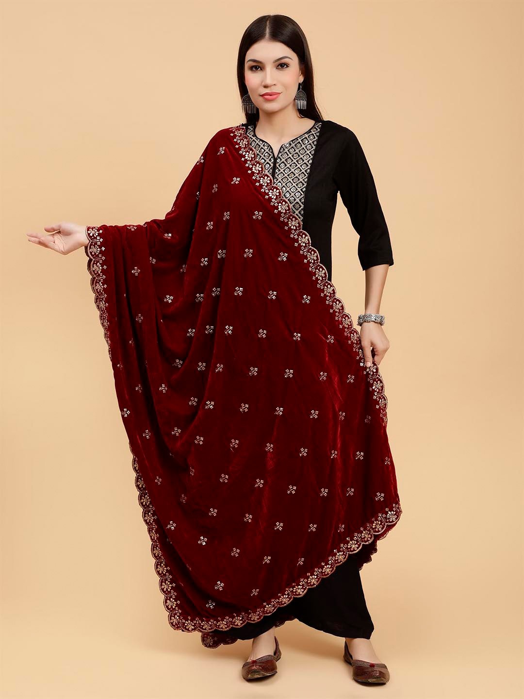 

Moda Chales Embroidered Sequinned Velvet Dupatta, Maroon