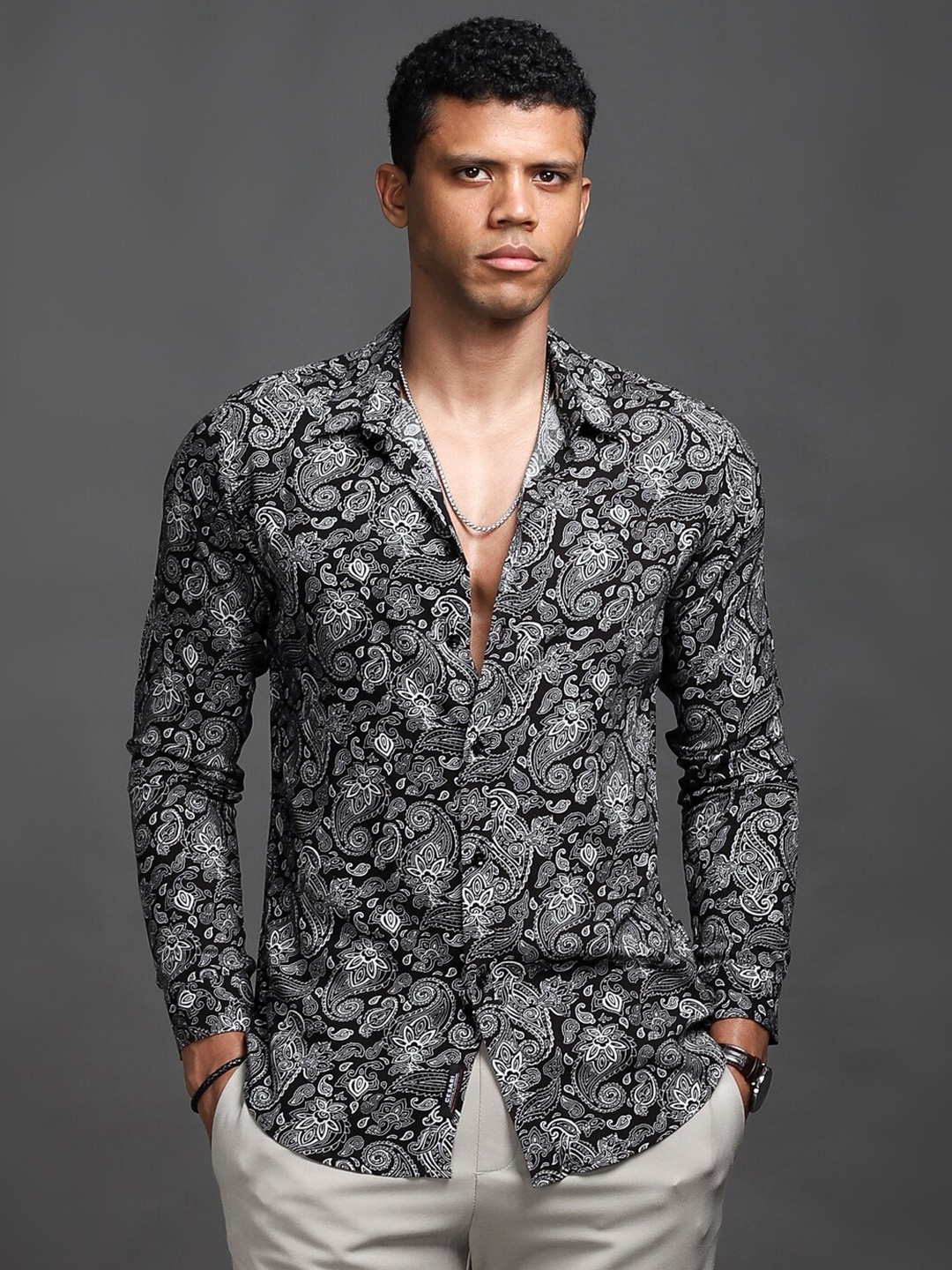 

CESARI LONDON Men Black Premium Slim Fit Floral Printed Casual Shirt