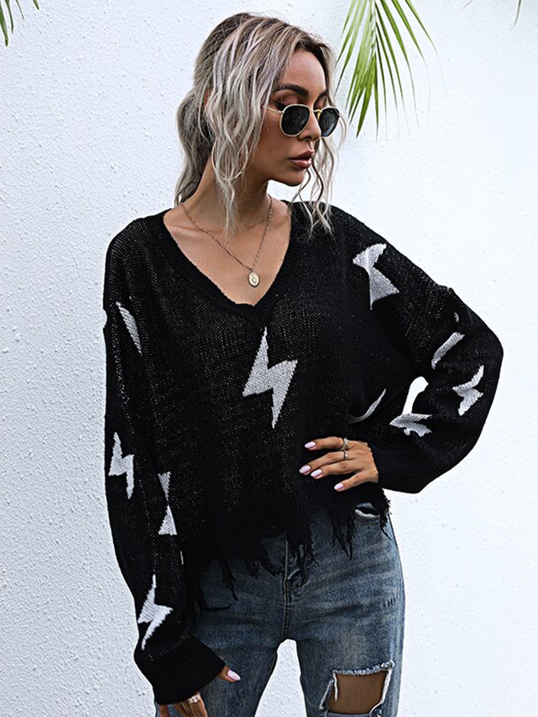 

StyleCast Black Conversational Printed V-Neck Drop Shoulder Sleeves Top