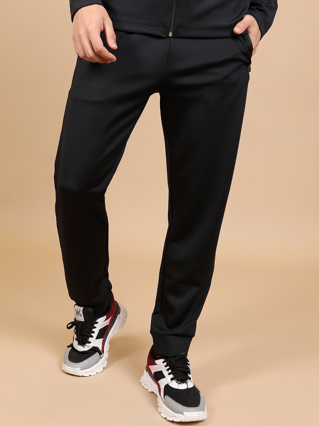 

HIGHLANDER Men Black Mid-Rise Slim Fit Joggers