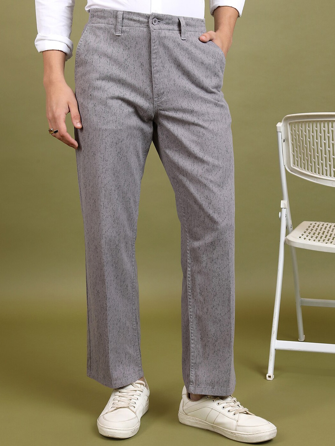 

HIGHLANDER Men Mid Rise Plain Regular Trousers, Grey