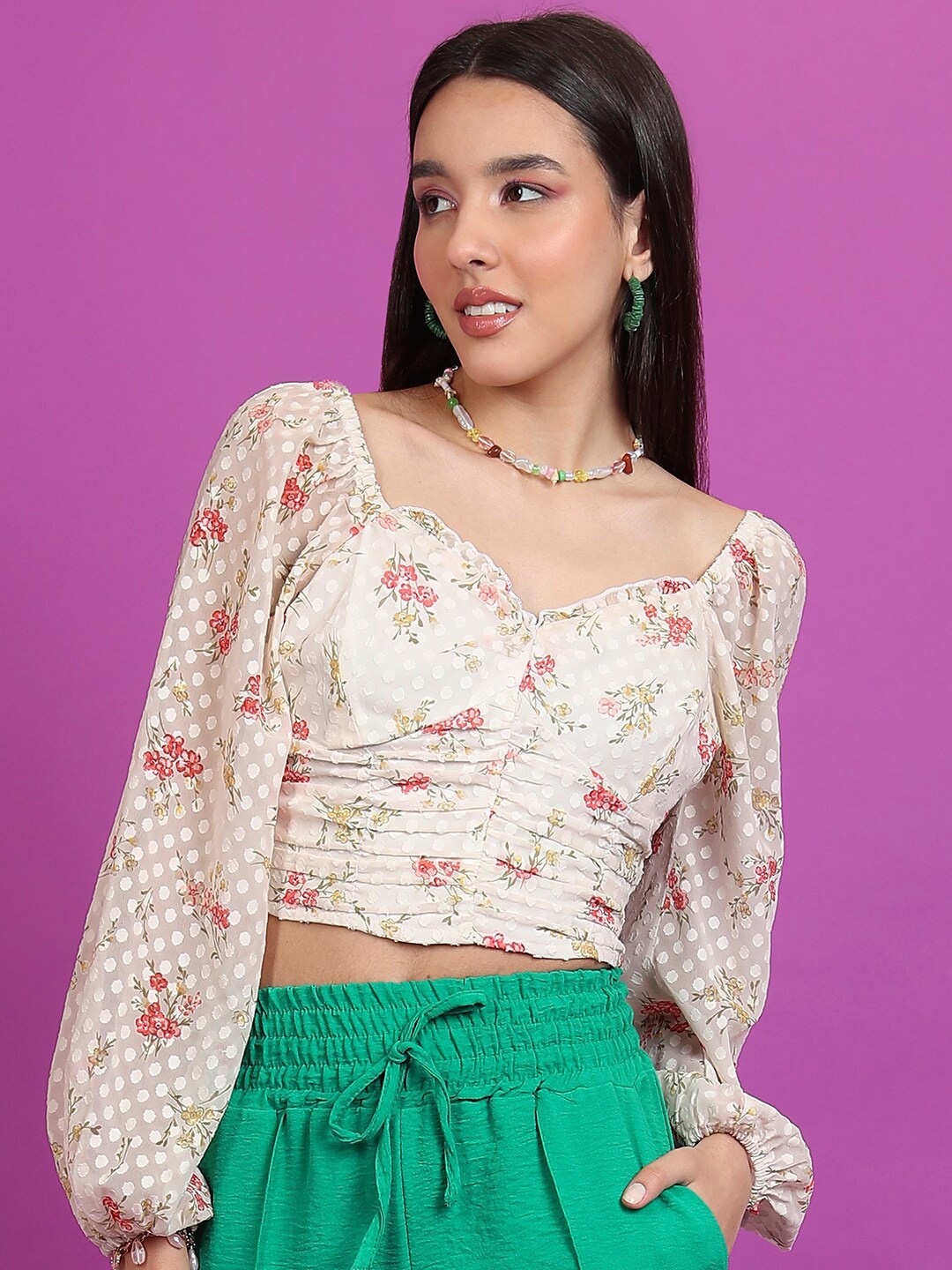 

Tokyo Talkies Off White Floral Printed Sweetheart Neck Ruched Regular Crop Top
