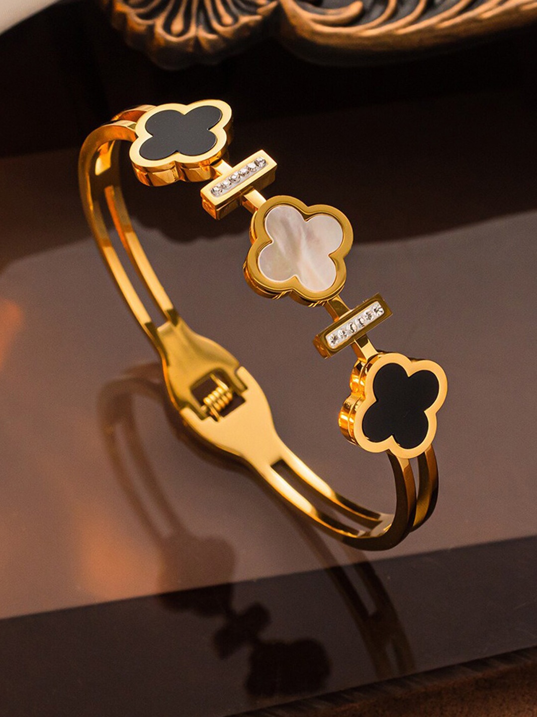 

Designs & You Gold-Plated Clover Leaf Detail Bangle-Style Bracelet