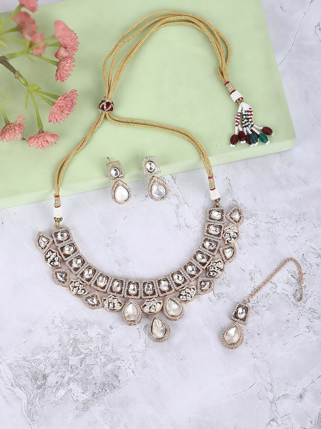 

AURAA TRENDS Gold-Plated Artificial Stones Studded Necklace Set With Maang Tika