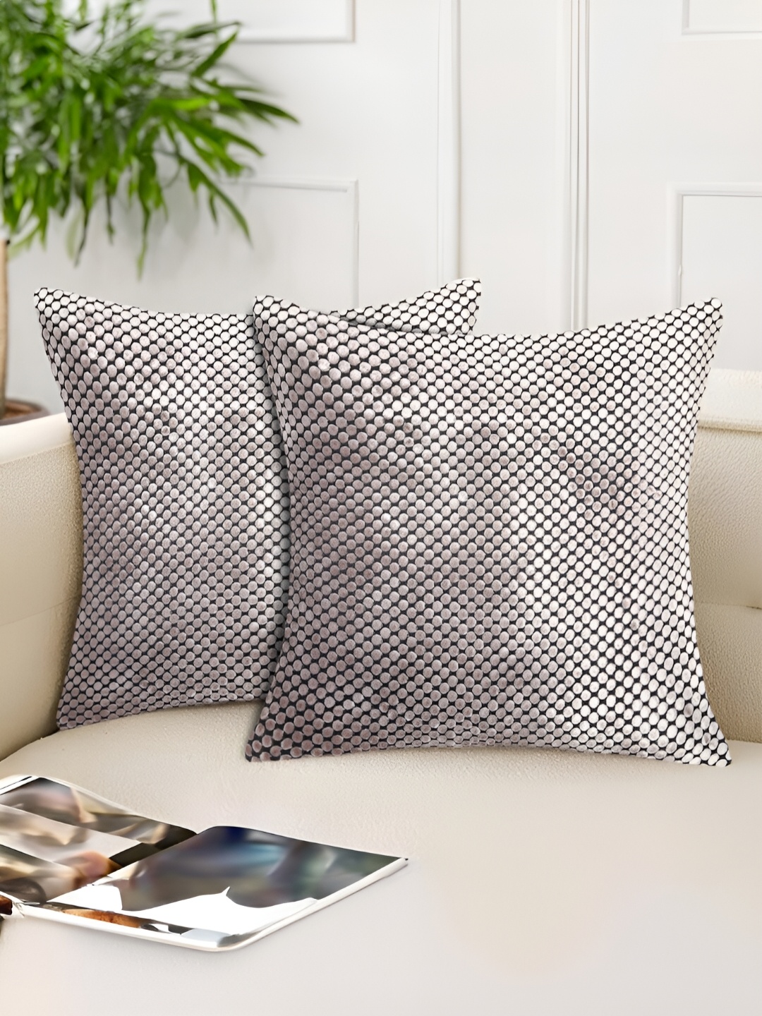 

Tesmare Beige & Black 2 Pieces Geometric Velvet Square Cushion Covers