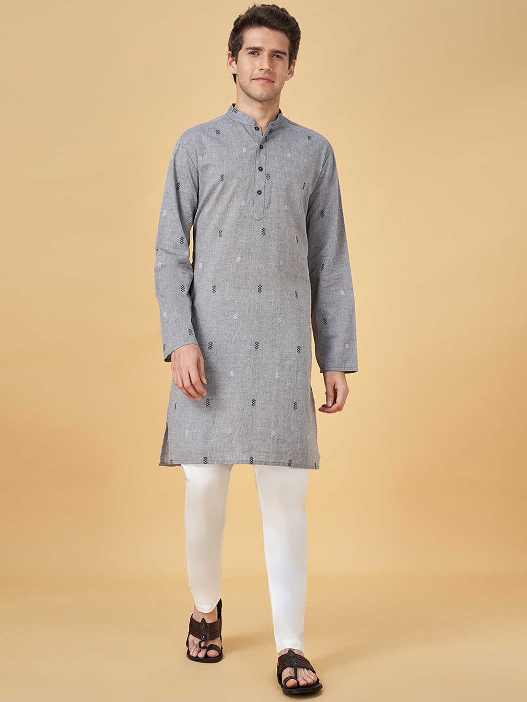 

indus route by Pantaloons Geometric Embroidered Straight Kurta, Grey