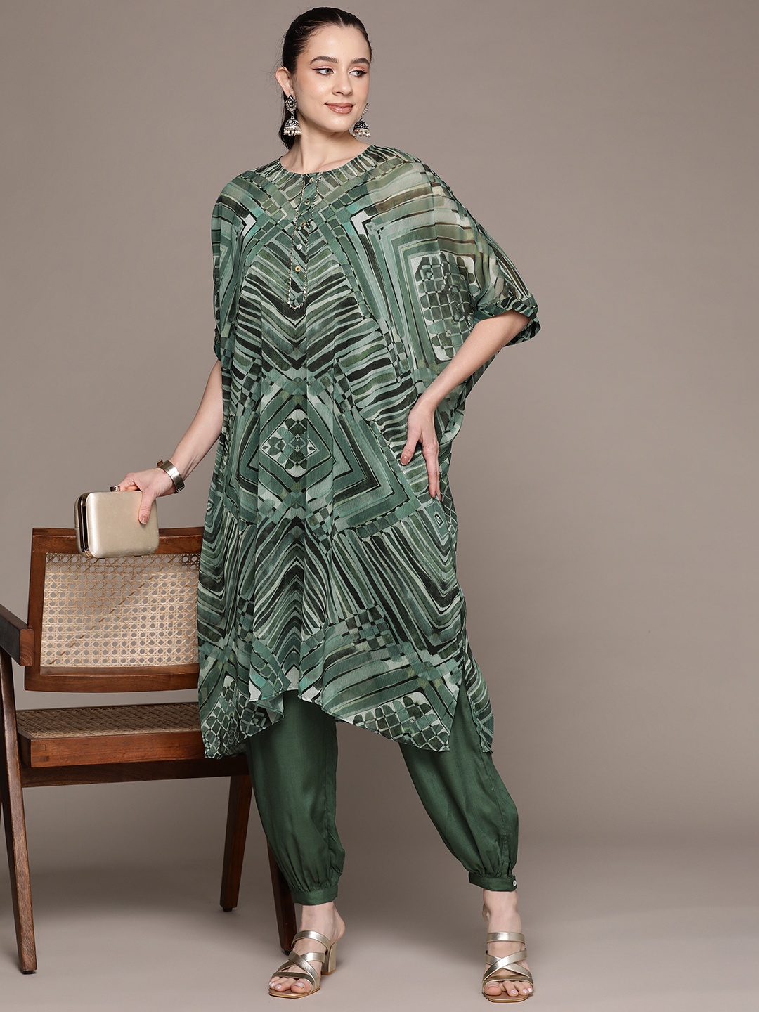 

aarke Ritu Kumar Women Printed Regular Gotta Patti Kurta with Trousers & Inner, Green