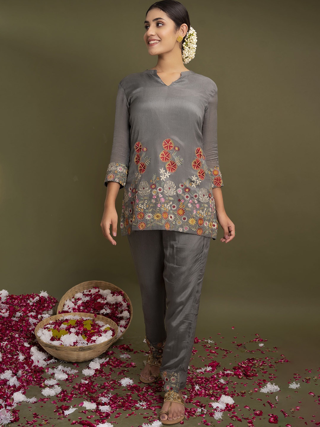 

Advya Embroidered Mandarin Collar Tunic & Trouser, Grey