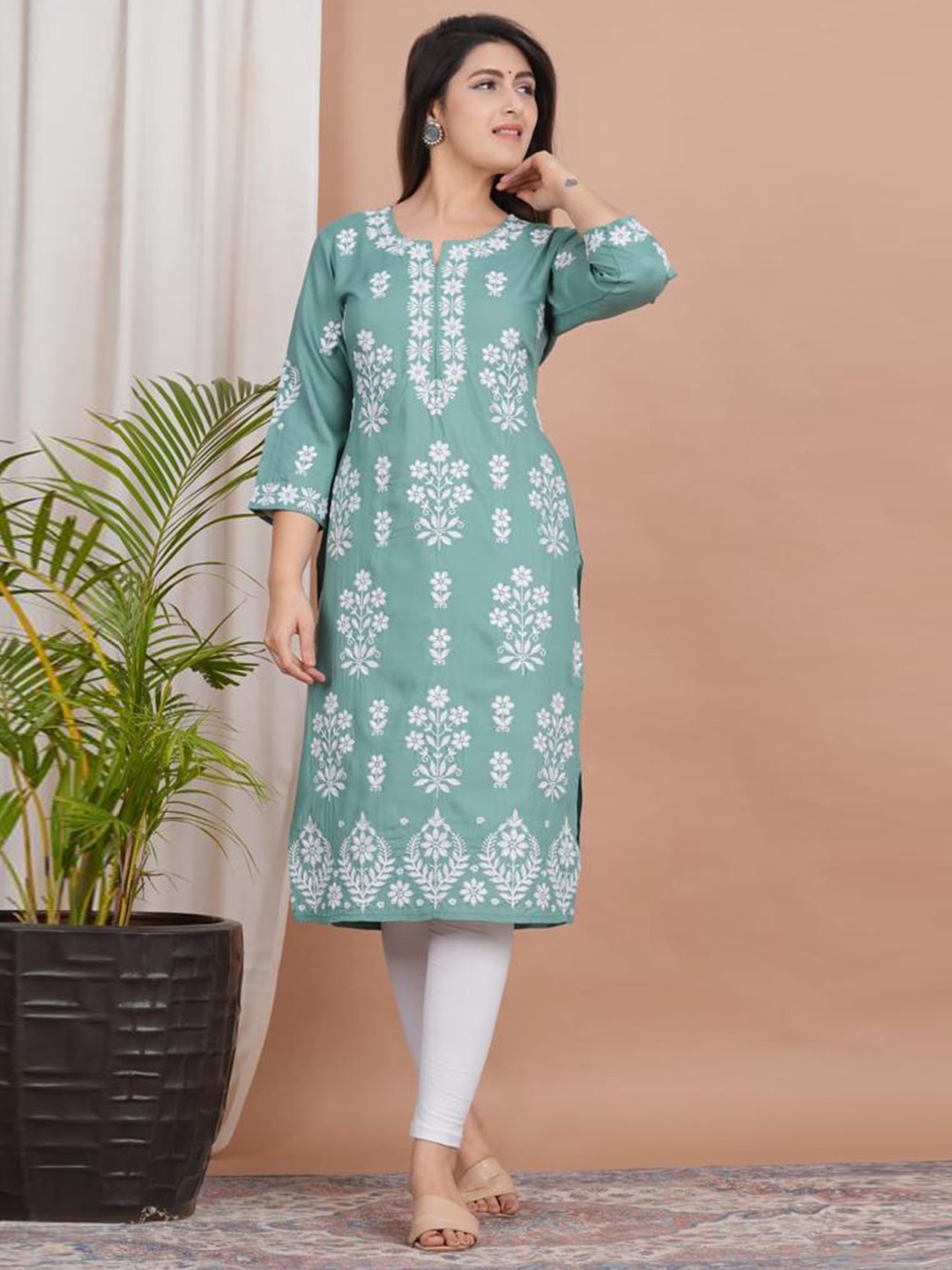 

Advya Floral Embroidered Straight Kurta, Green