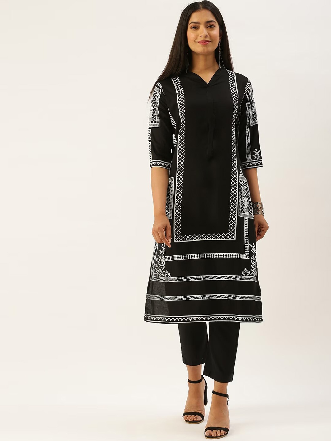 

Instafab Geometric Printed V-Neck Kurta With Trousers, Black