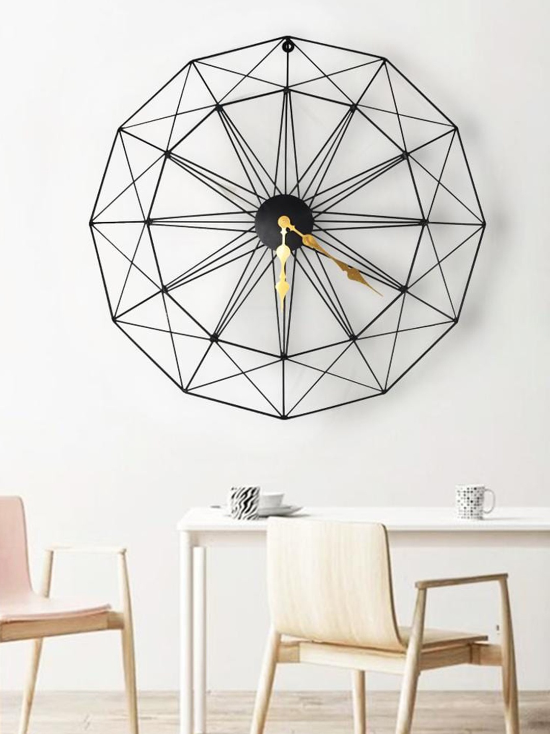 

THE ARTMENT Black Solid Round Traditional Wall Clock