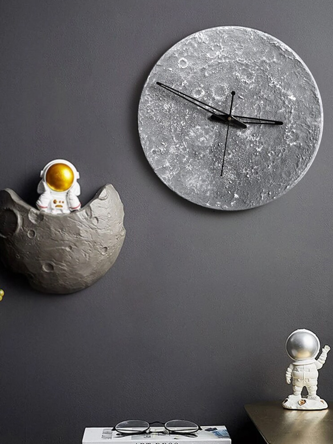 

THE ARTMENT Off White Printed Round Traditional Wall Clock