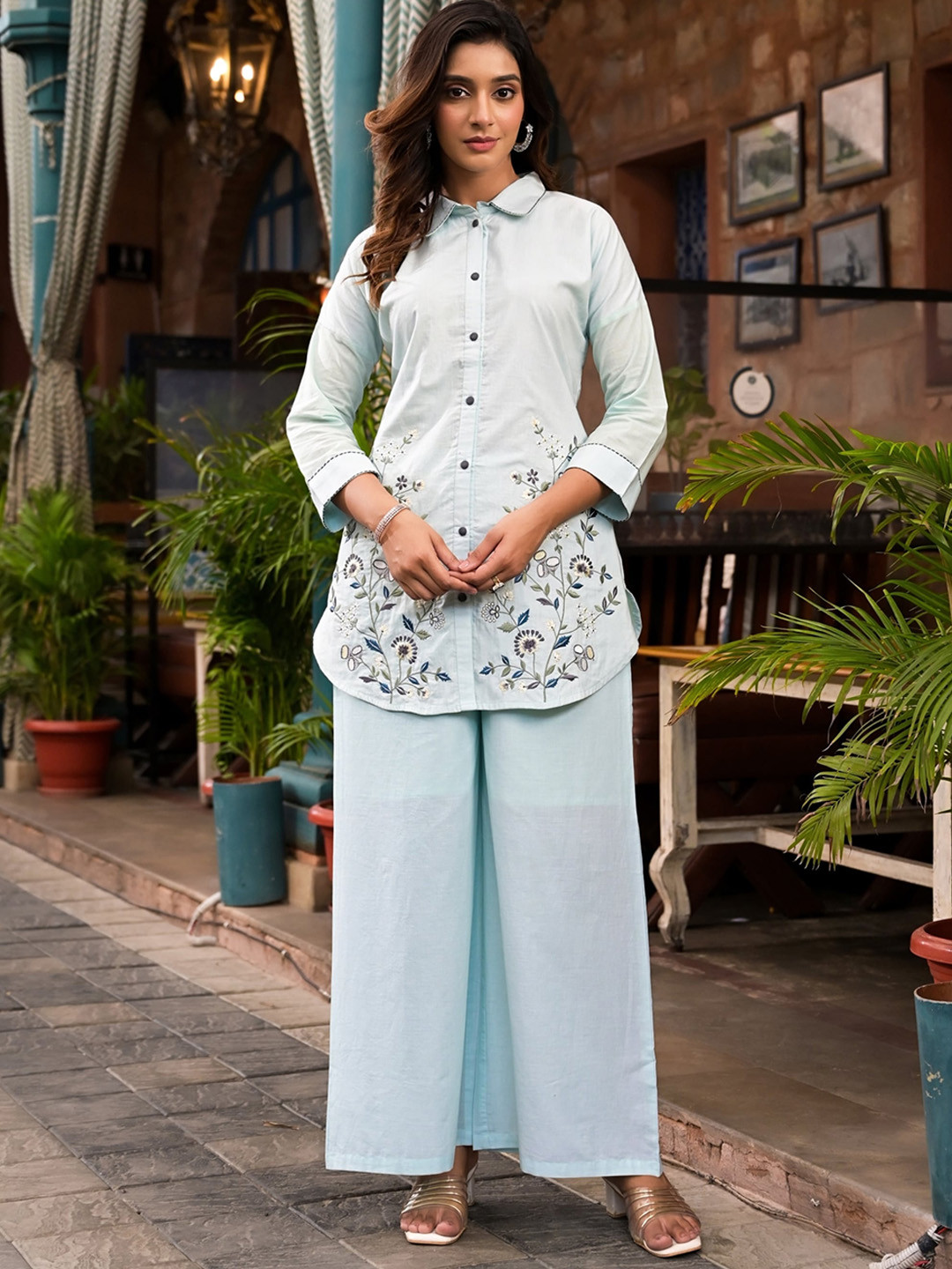 

The Kapas Floral Embroiedered Pure Cotton Shirt With Trousers Co-Ords, Blue