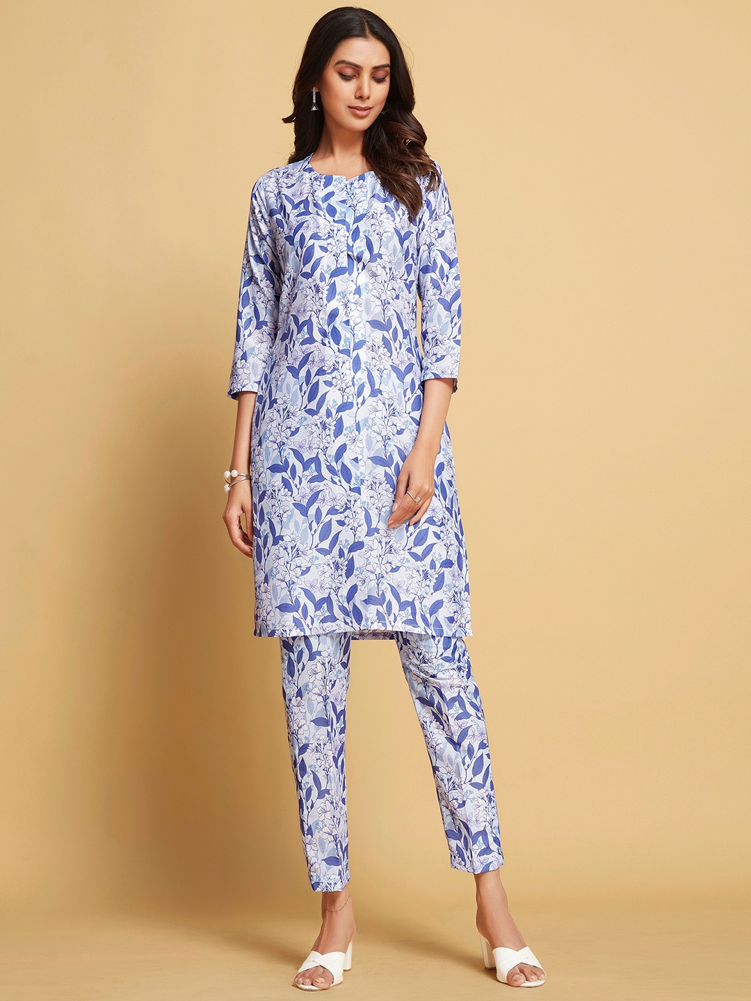 

Sangria White Floral Printed Kurta With Trouser