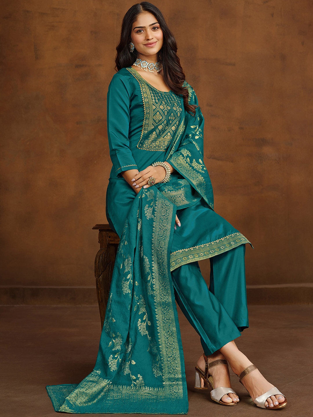 

Sangria Yoke Design Gotta Patti Straight Kurta & Trousers With Dupatta, Green