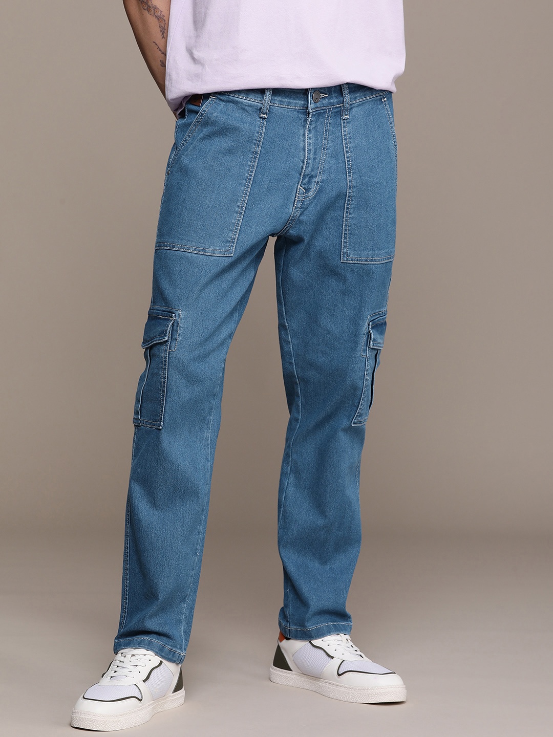 

WROGN Men Cargo Fit Light Fade Stretchable Jeans, Blue