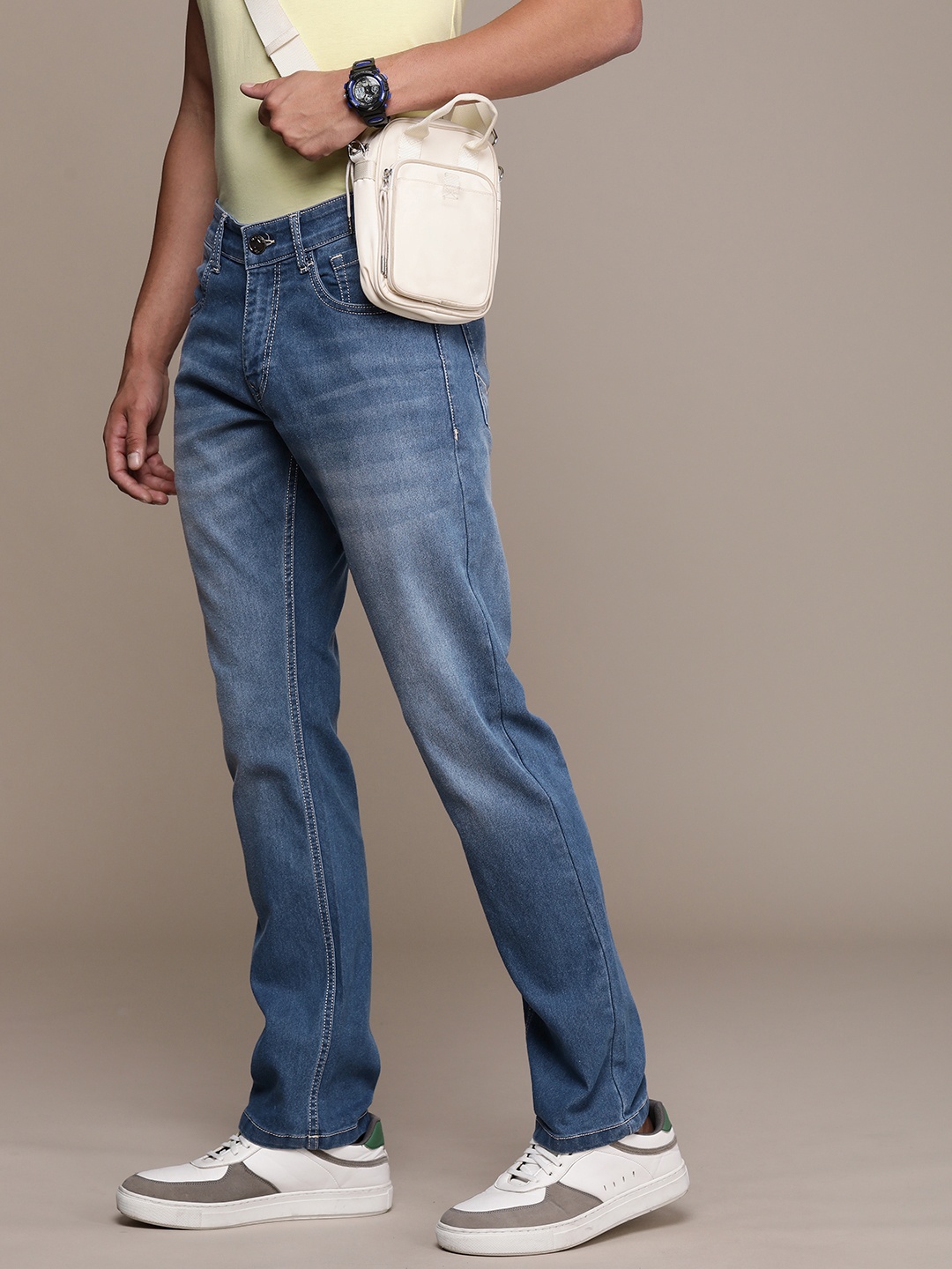 WROGN Men Regular Fit Light Fade Stretchable Mid-Rise Jeans, Blue