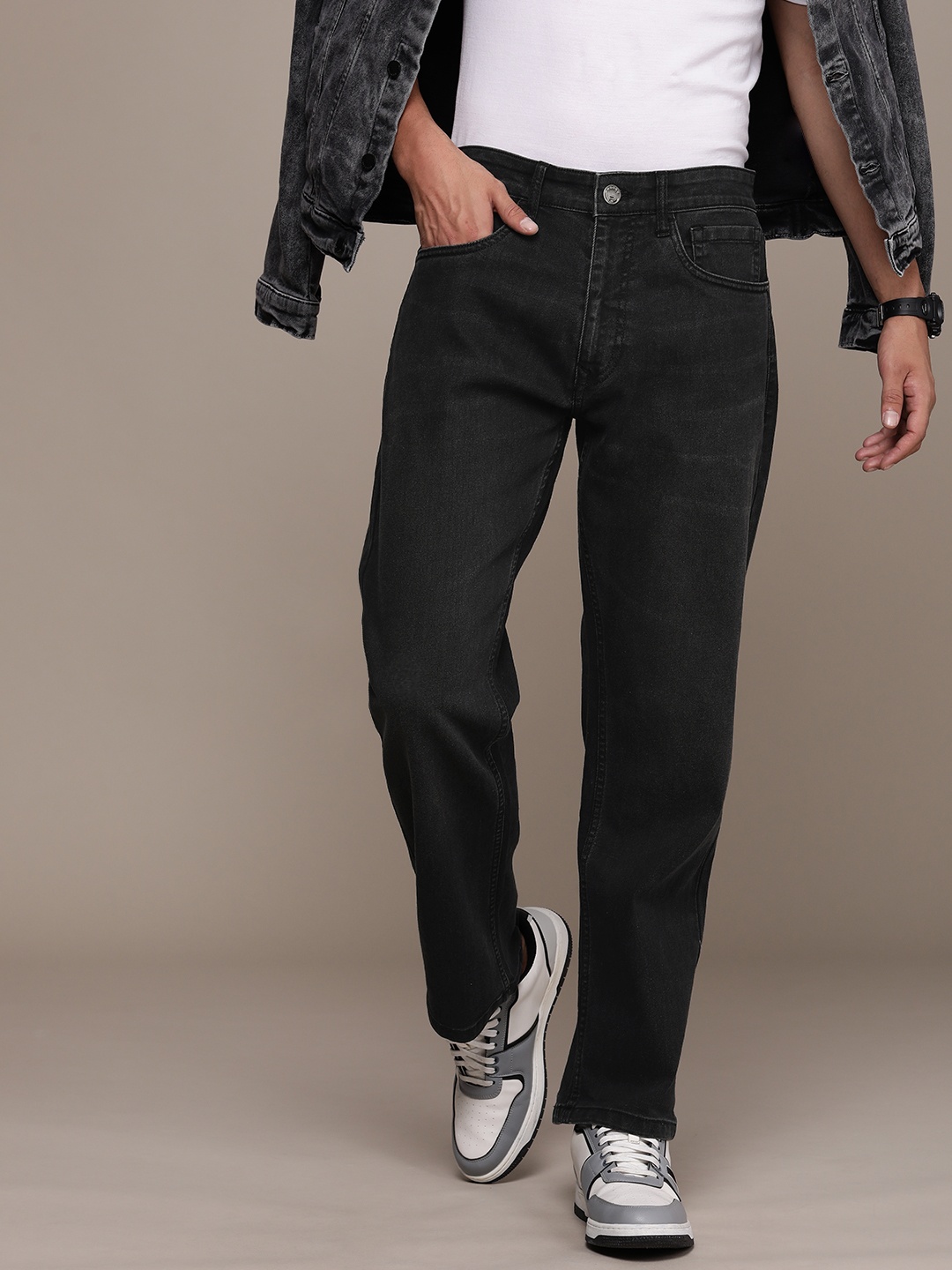 

WROGN Men Anti Fit Light Fade Stretchable Mid-Rise Jeans, Black
