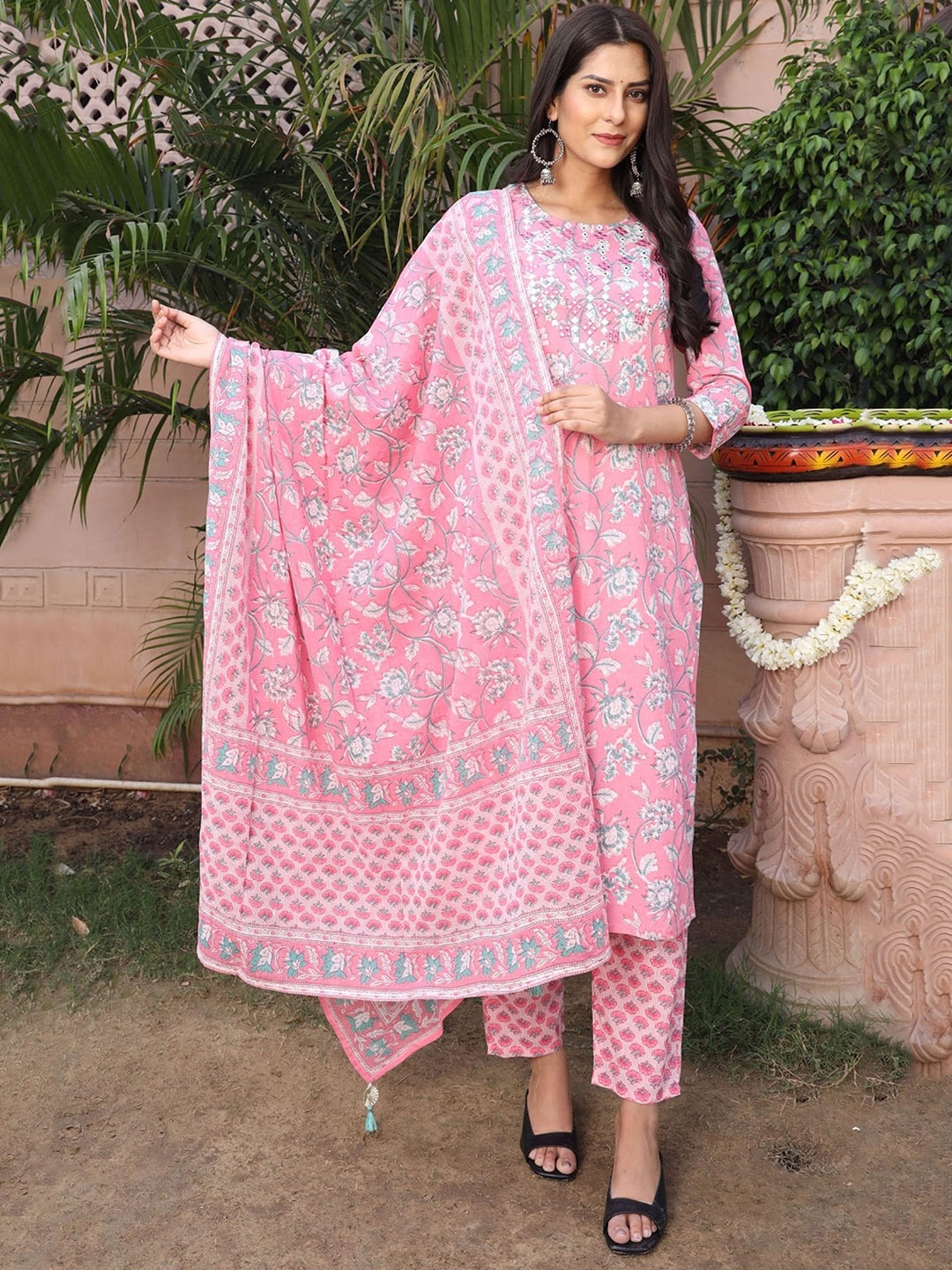 

AARYAHI Floral Printed Pure Cotton Kurta & Trousers With Dupatta, Pink