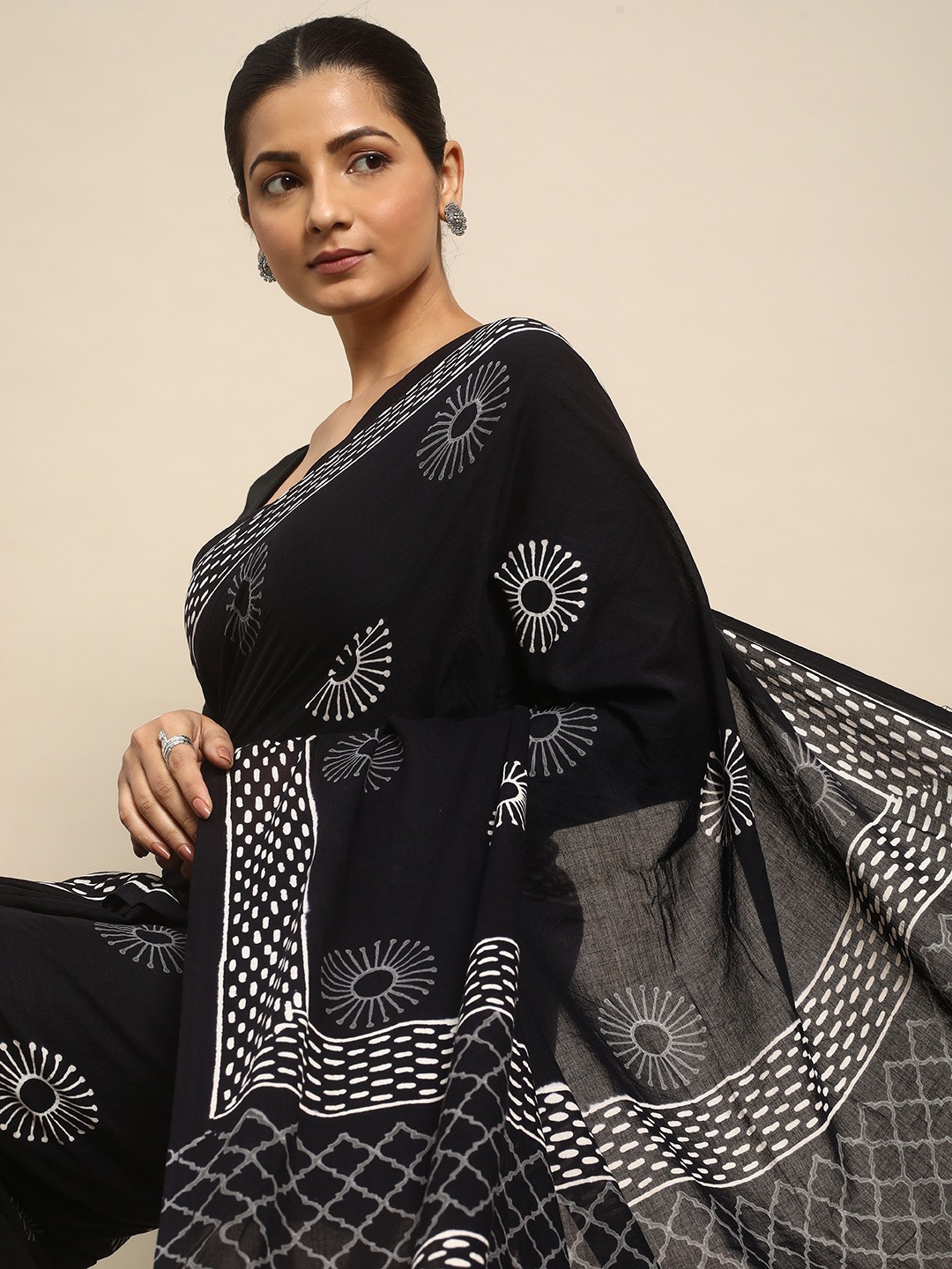 

Taavi Ethnic Motifs Pure Cotton Fusion Block Print Saree, Black