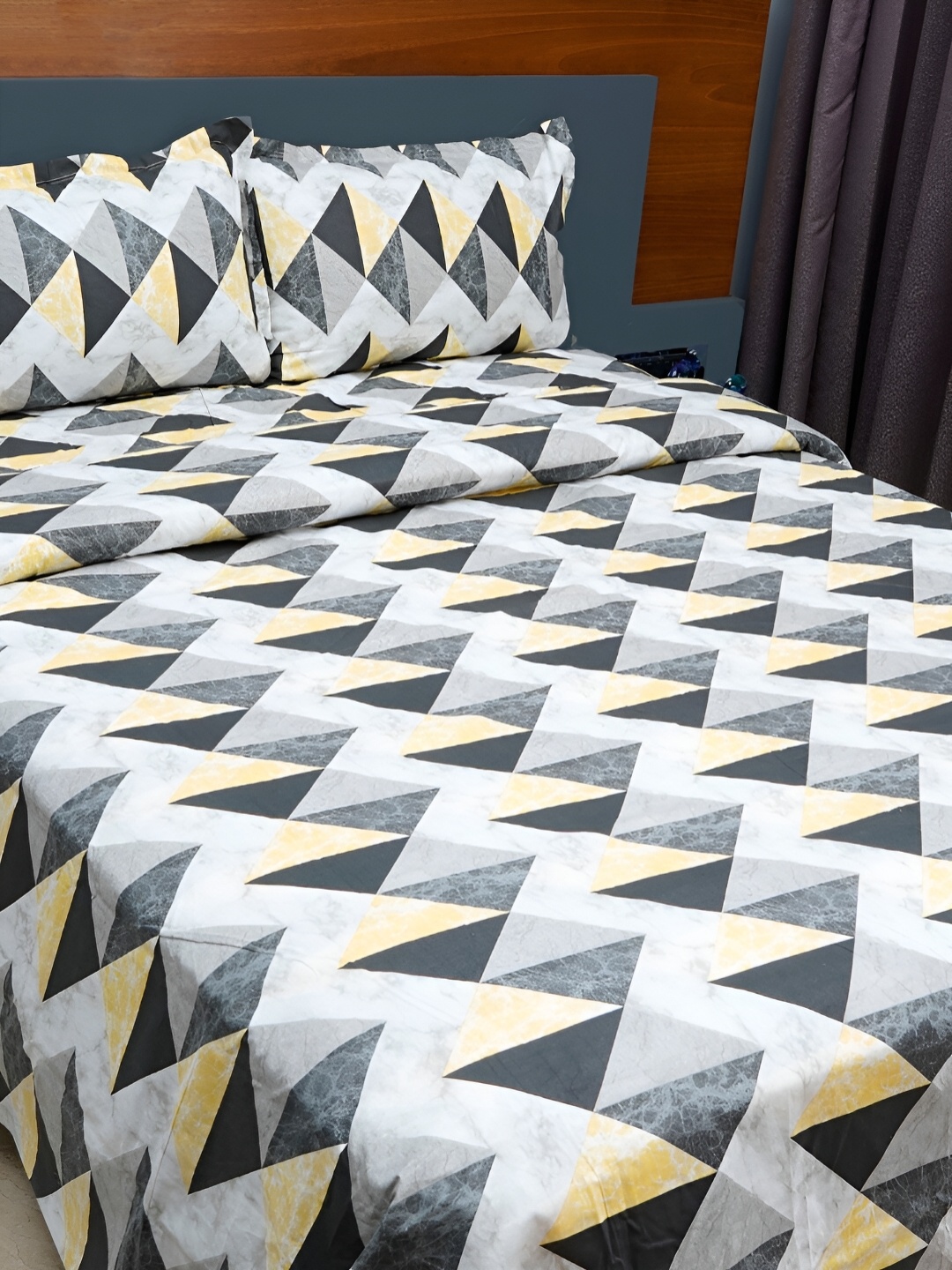 

inizio Grey & Black Geometric Cotton 220 TC Queen Bedsheet with 2 Pillow Covers