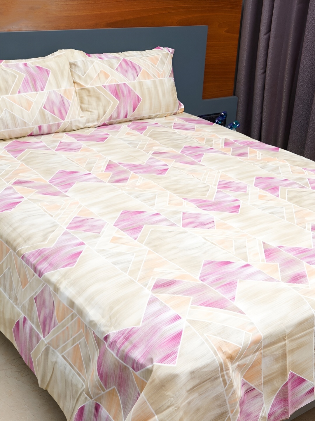 

inizio Beige & Pink Geometric Cotton 220 TC Queen Bedsheet with 2 Pillow Covers