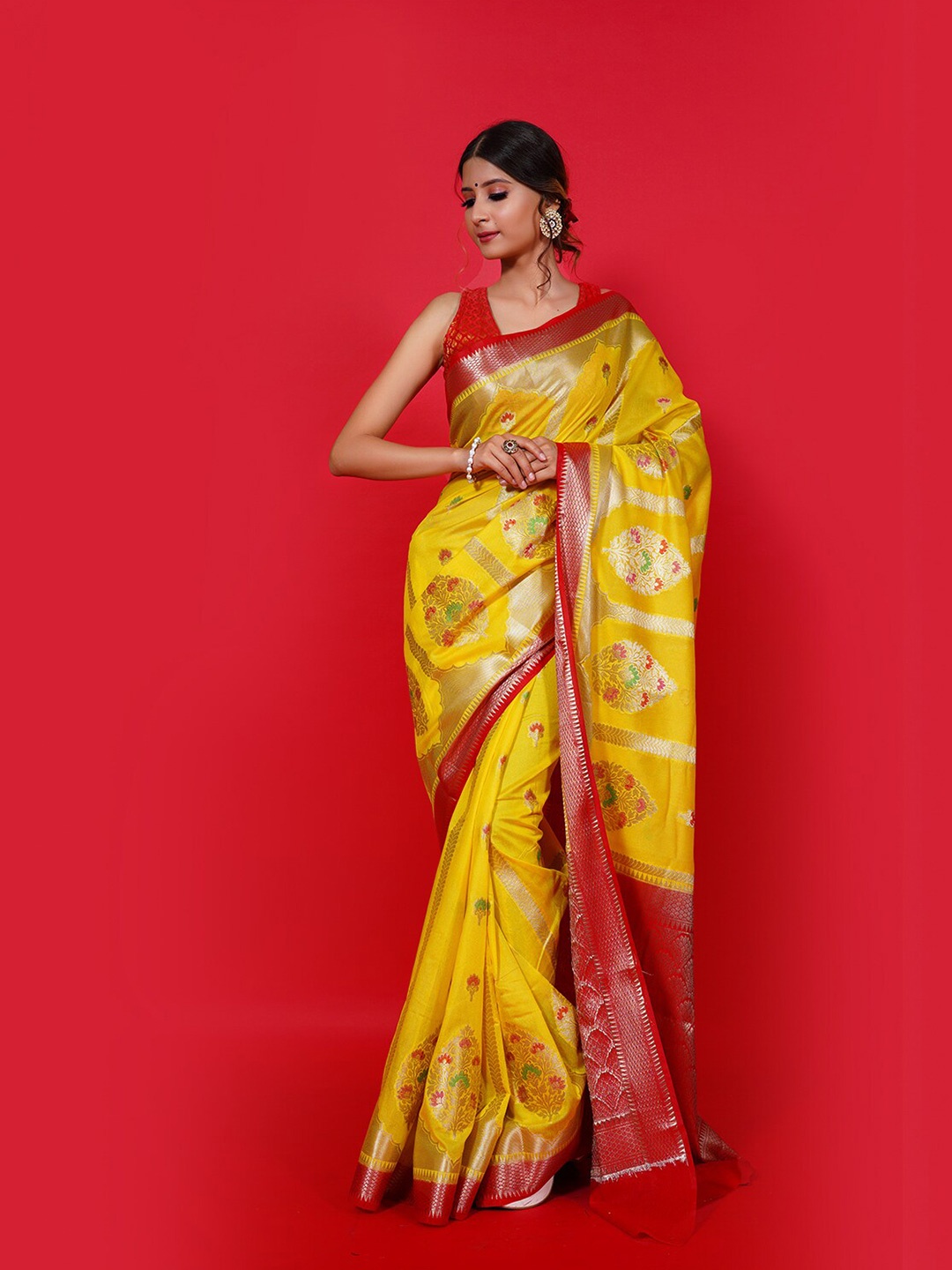

PTIEPL Banarasi Silk Works Floral Woven Design Zari Banarasi Saree, Gold