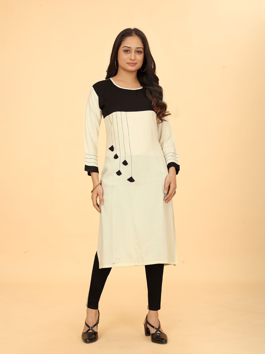 

PEPPERYLOOK Colourblocked Round Neck Crepe Straight Kurta, Cream