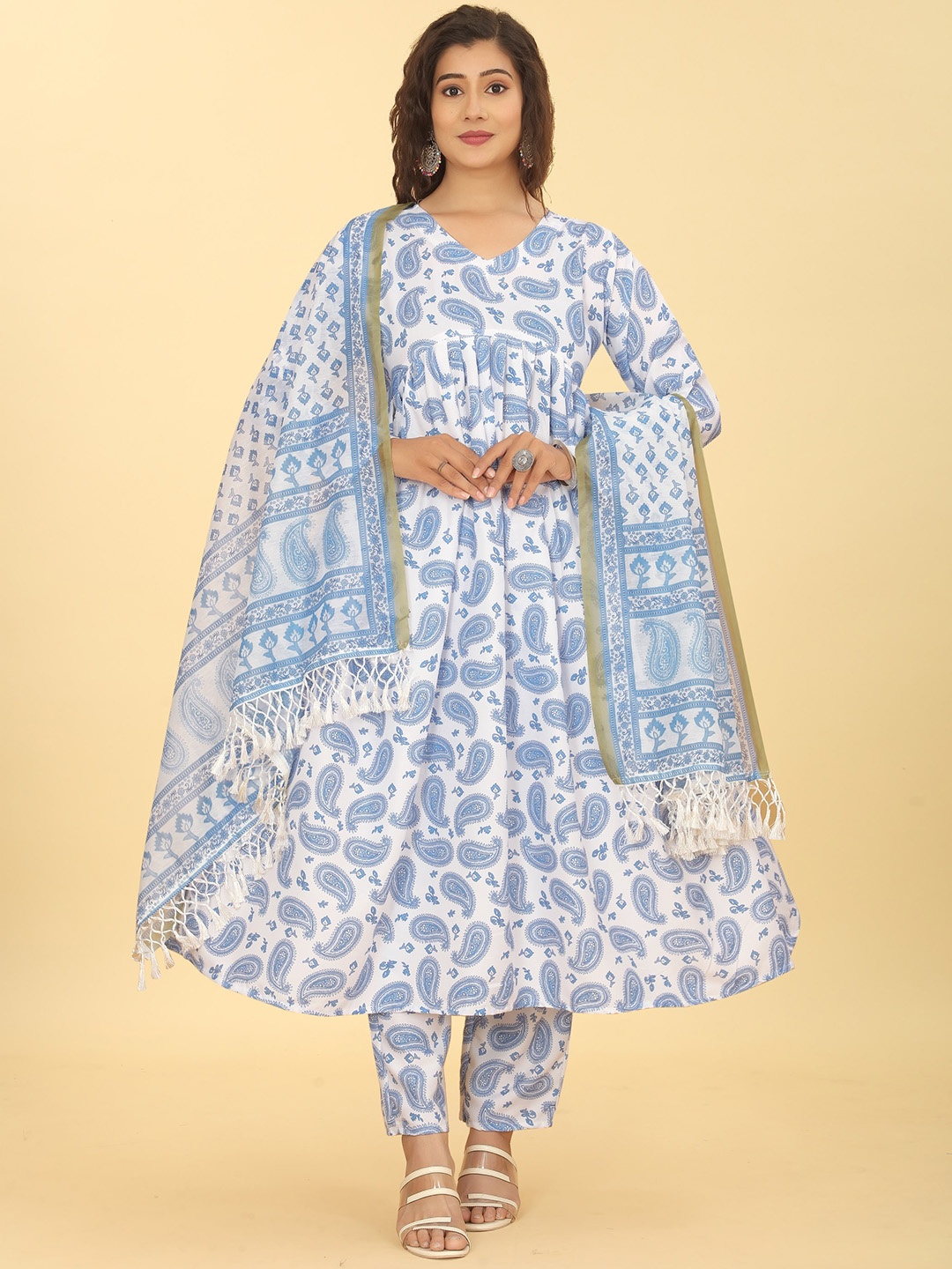 

Punrwa Paisley Printed Kurta With Trousers & Dupatta, White