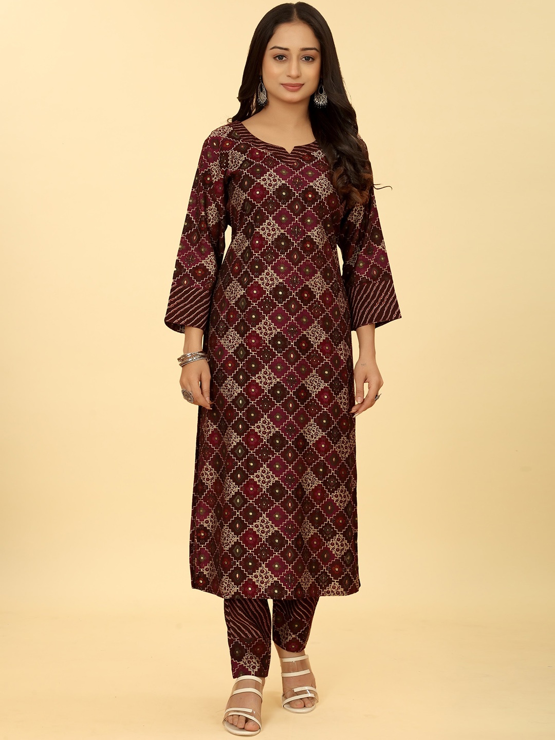 

Punrwa Geometric Printed Kurta With Trousers, Maroon
