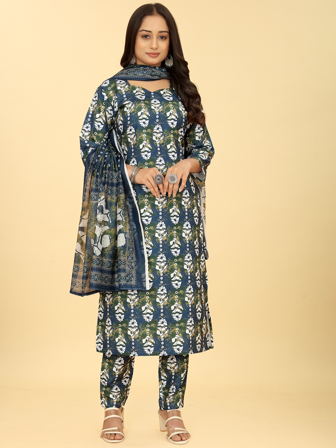 

Punrwa Floral Printed Sweetheart Neck Regular Kurta With Trouser & Dupatta, Blue